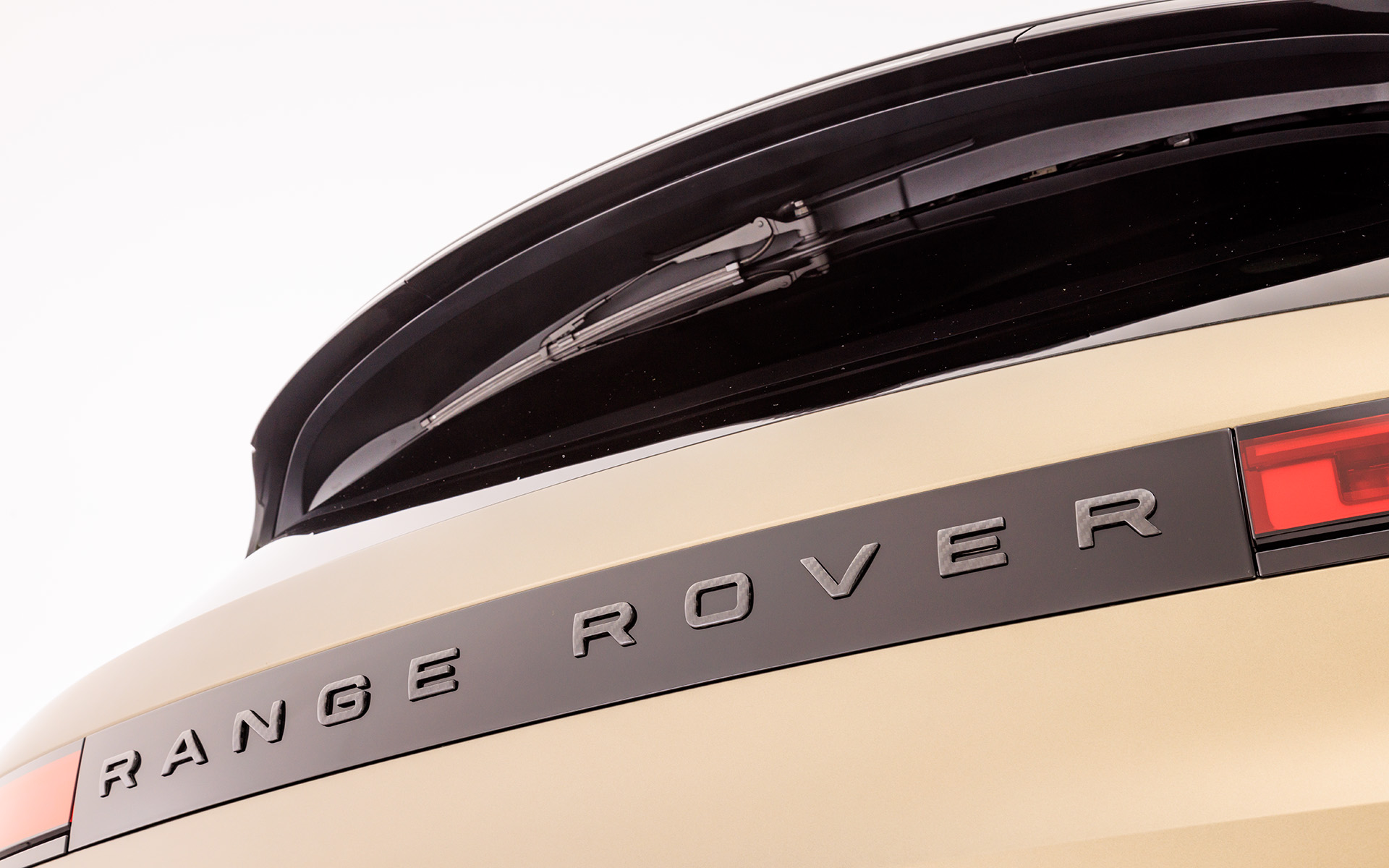 リアのロゴもカーボン。リアワイパーはスポイラー収納タイプ