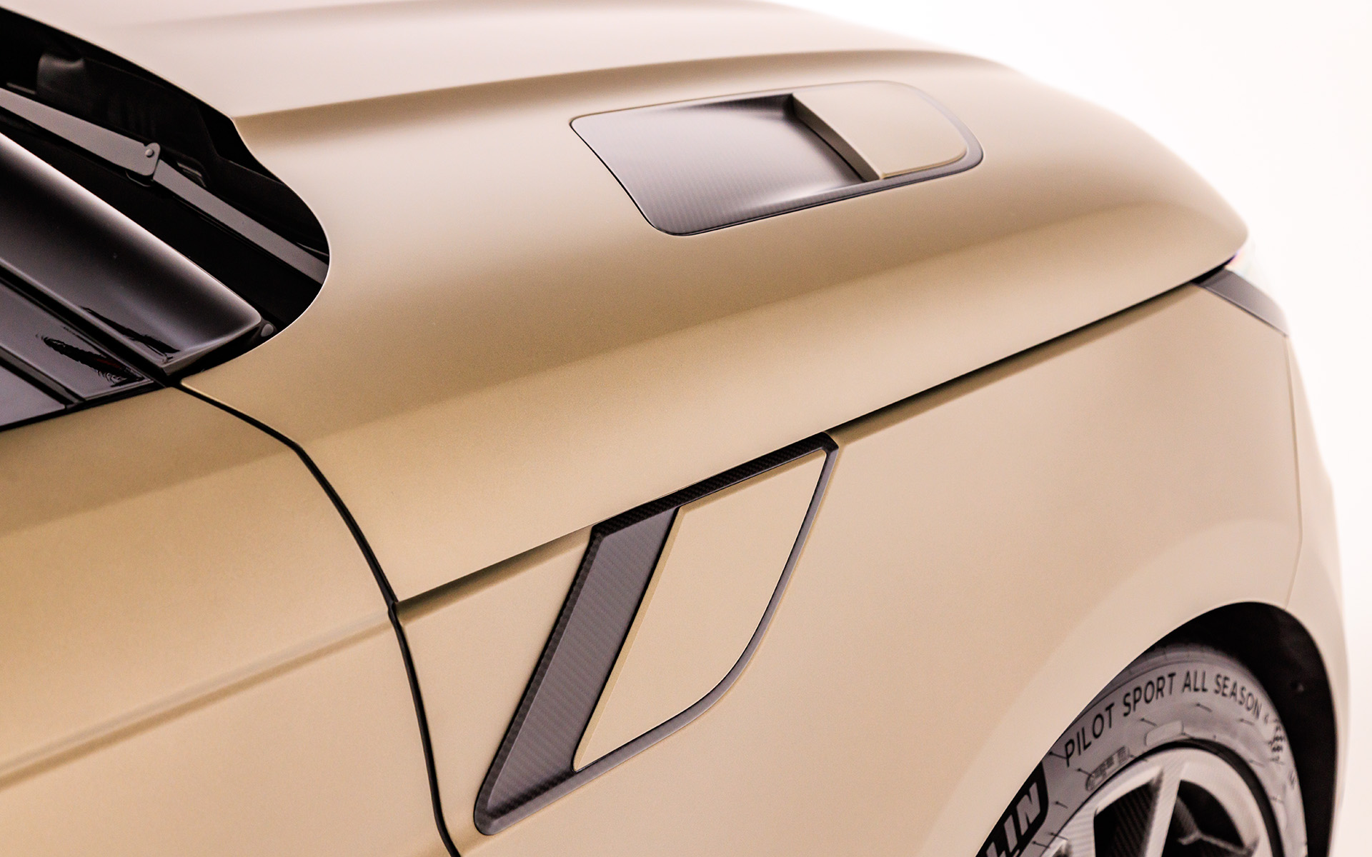 フェンダーにもカーボンがあしらわれる