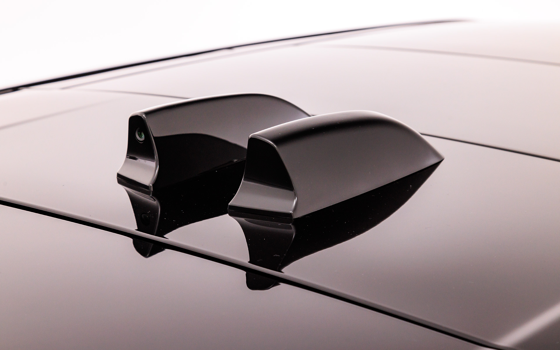 ルーフ上にはシャークフィンアンテナが並ぶ