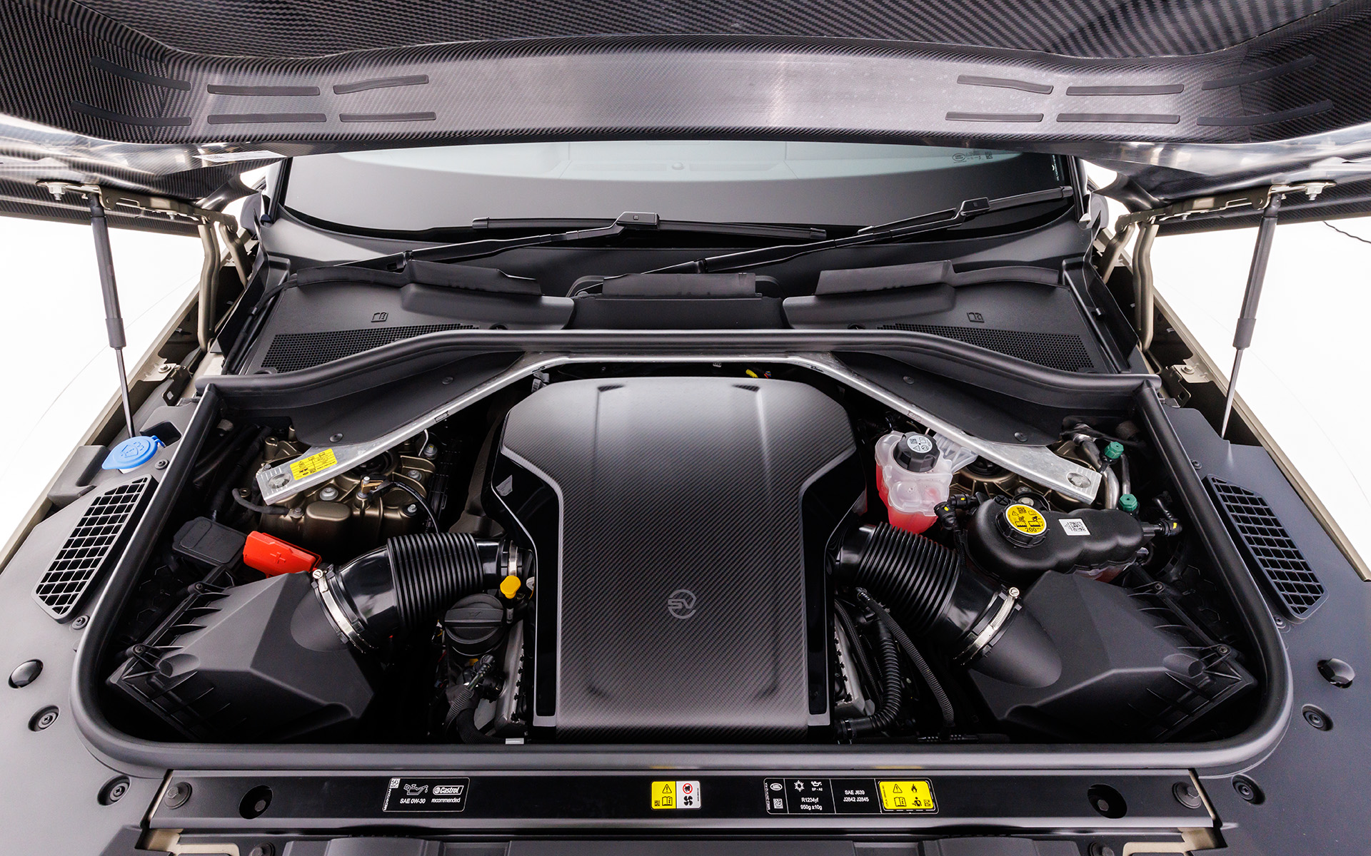 V型8気筒 4.4リッターツインスクロールターボチャージドガソリンエンジン（MHEV）を搭載。スペックは最高出力467kW（635PS）/6000-7000rpm、最大トルク750Nm/1800-5855rpm。先代モデルに搭載されていたV型8気筒 5.8リッタースーパーチャージドガソリンエンジンより最高出力で60PS、最大トルクで50Nmアップしている