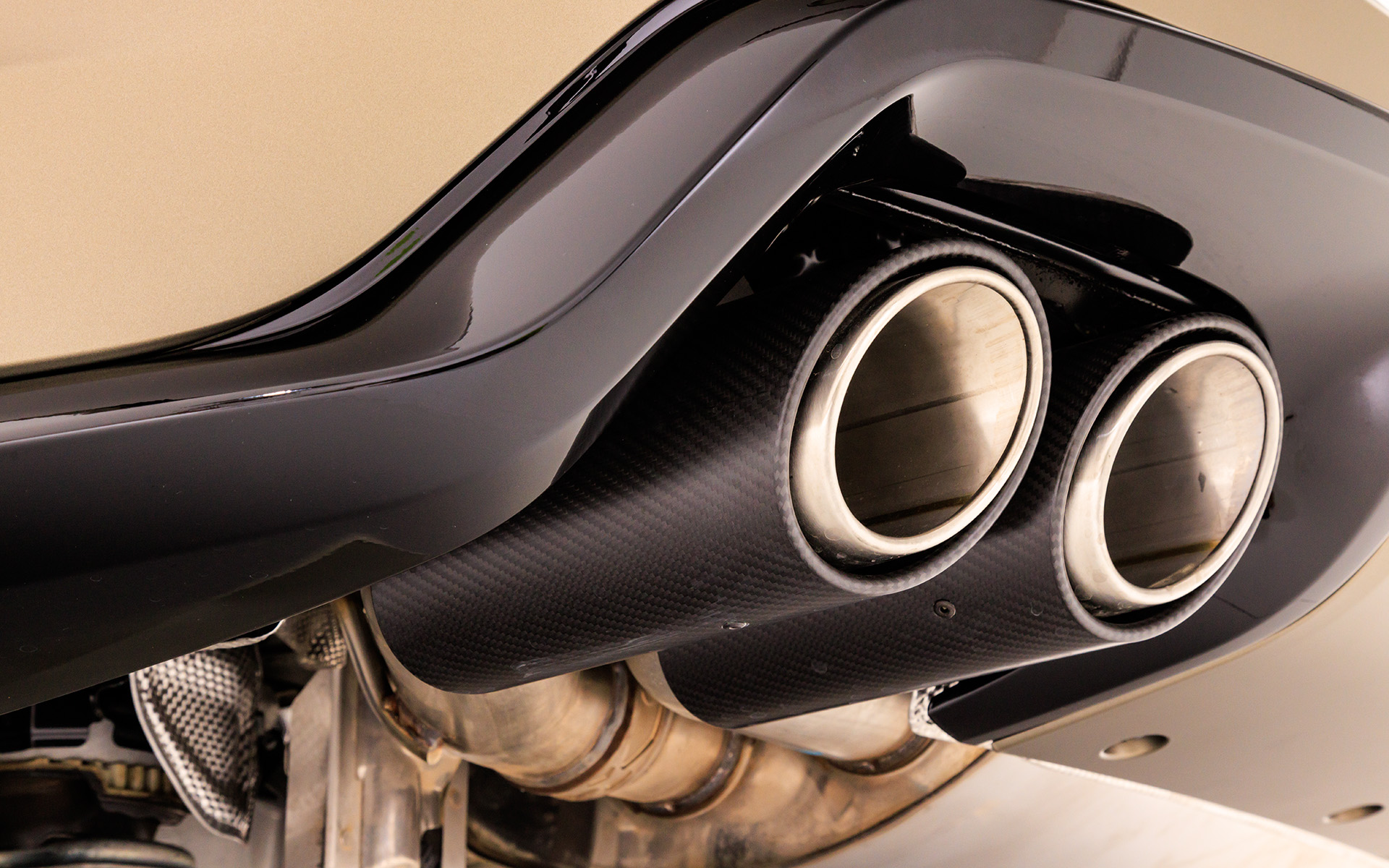 テールパイプにもカーボンのフィニッシャーが付く