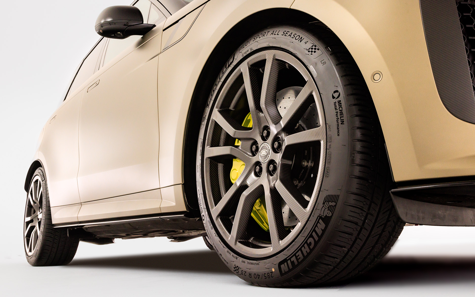 タイヤはミシュランのパイロット スポーツ オールシーズン 4。サイズはフロントが285/40R23、リアが305/35R23