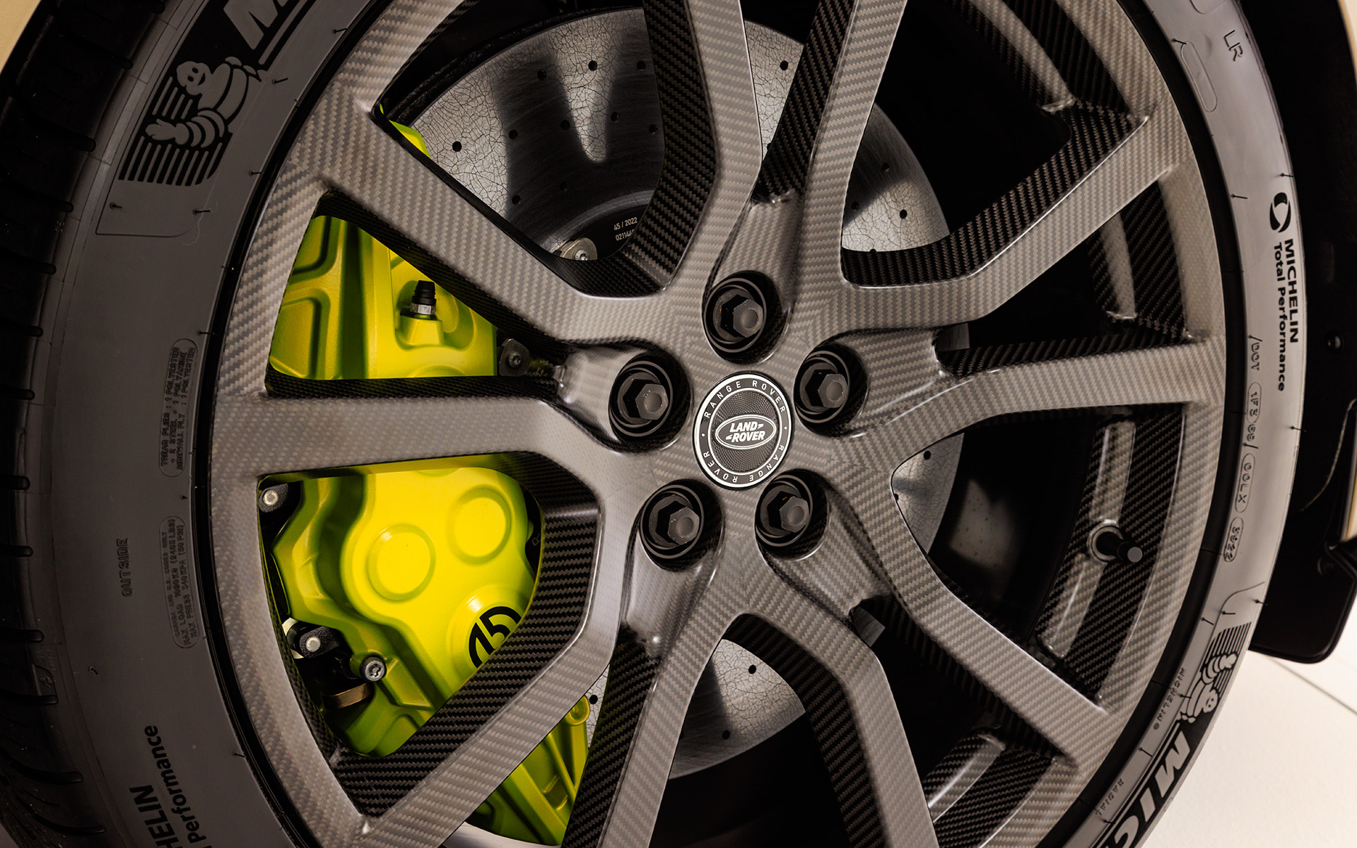 フロントカーボンディスクはフロントφ440mm、標準の鋳鉄ディスクだとφ420mm。リアは共通でφ390mm