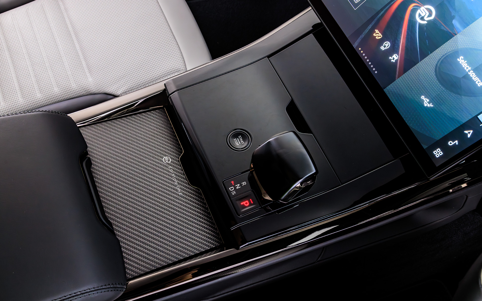 シンプルなシフトまわり。インテリアにもカーボンの加飾が随所に