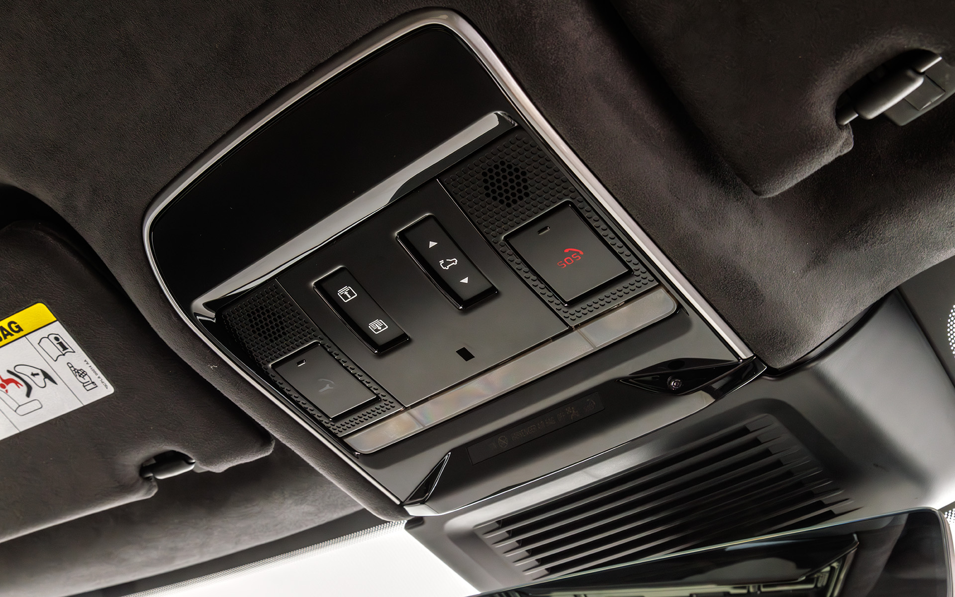 フロントシート頭上にはパノラミックルーフの操作スイッチなど。ルーフトリムはスエードクロス