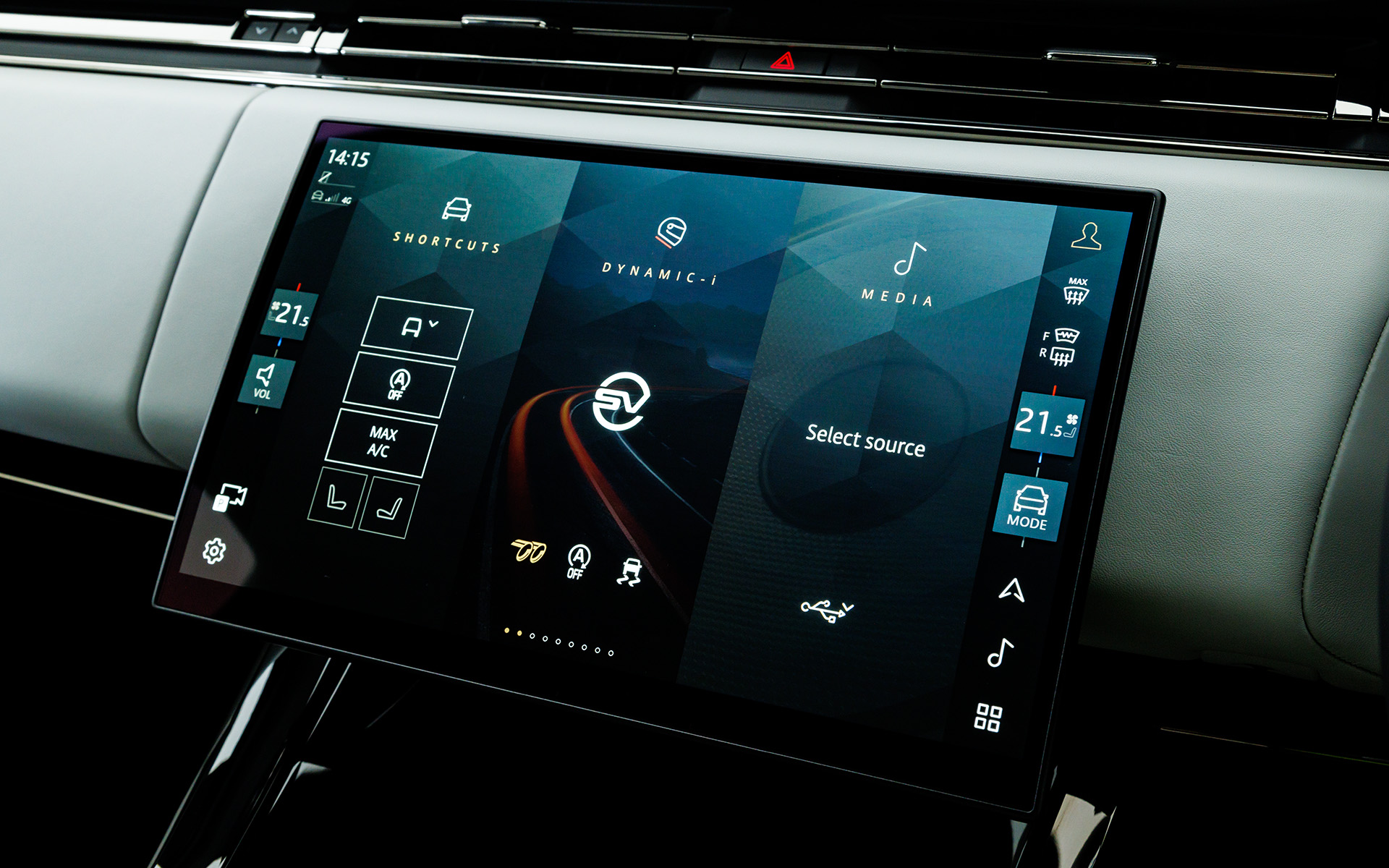 インパネ中央には13.1インチの大型タッチスクリーン。車載インフォテインメントシステムの「Pivi Pro （コネクテッド）」を搭載し、車両やエアコン設定が可能なほかAndroid AutoやApple Car Playに対応する