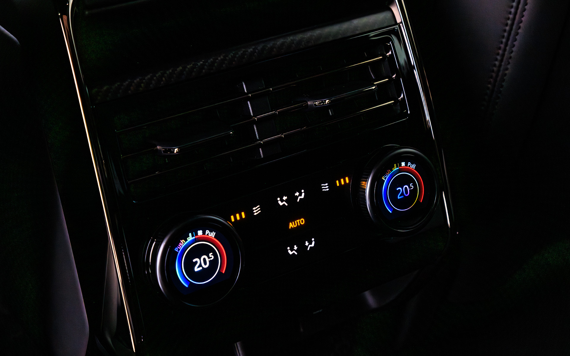 エアコンは2ゾーンタイプ。リアはセンターコンソール後端に操作パネルを用意