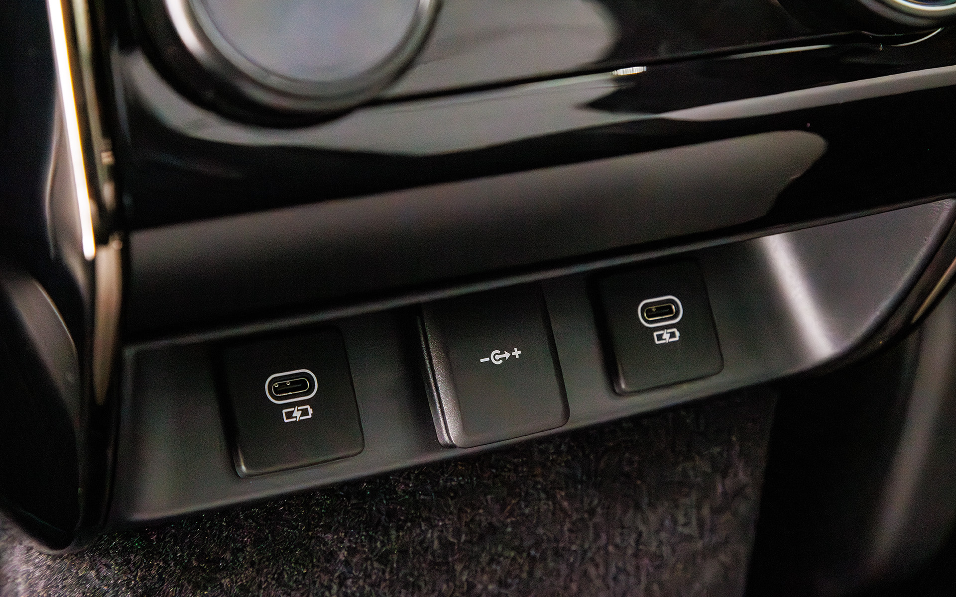 エアコン操作パネル下部にはUSB端子も