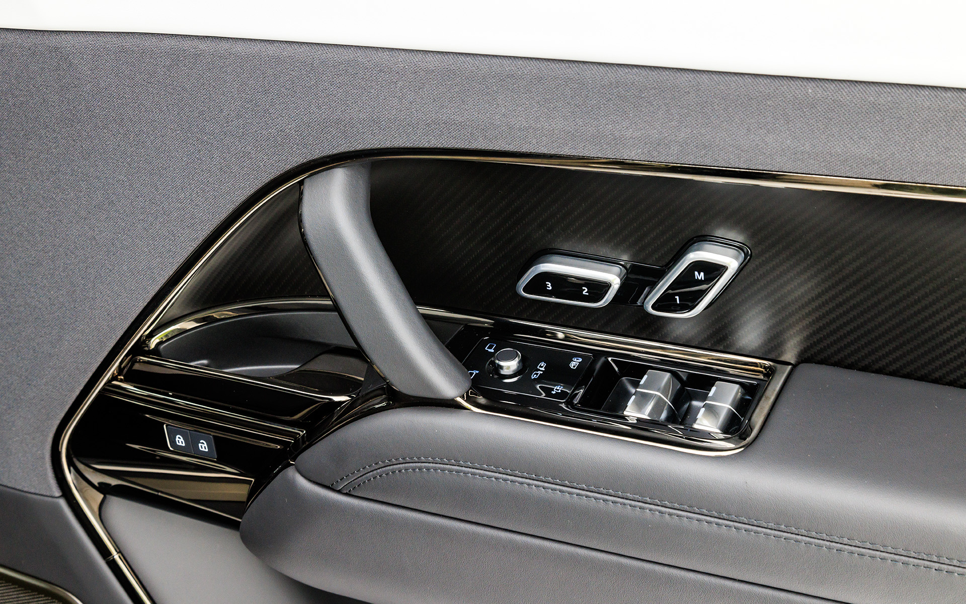 ドアミラーやパワーウィンドウのスイッチが並ぶ