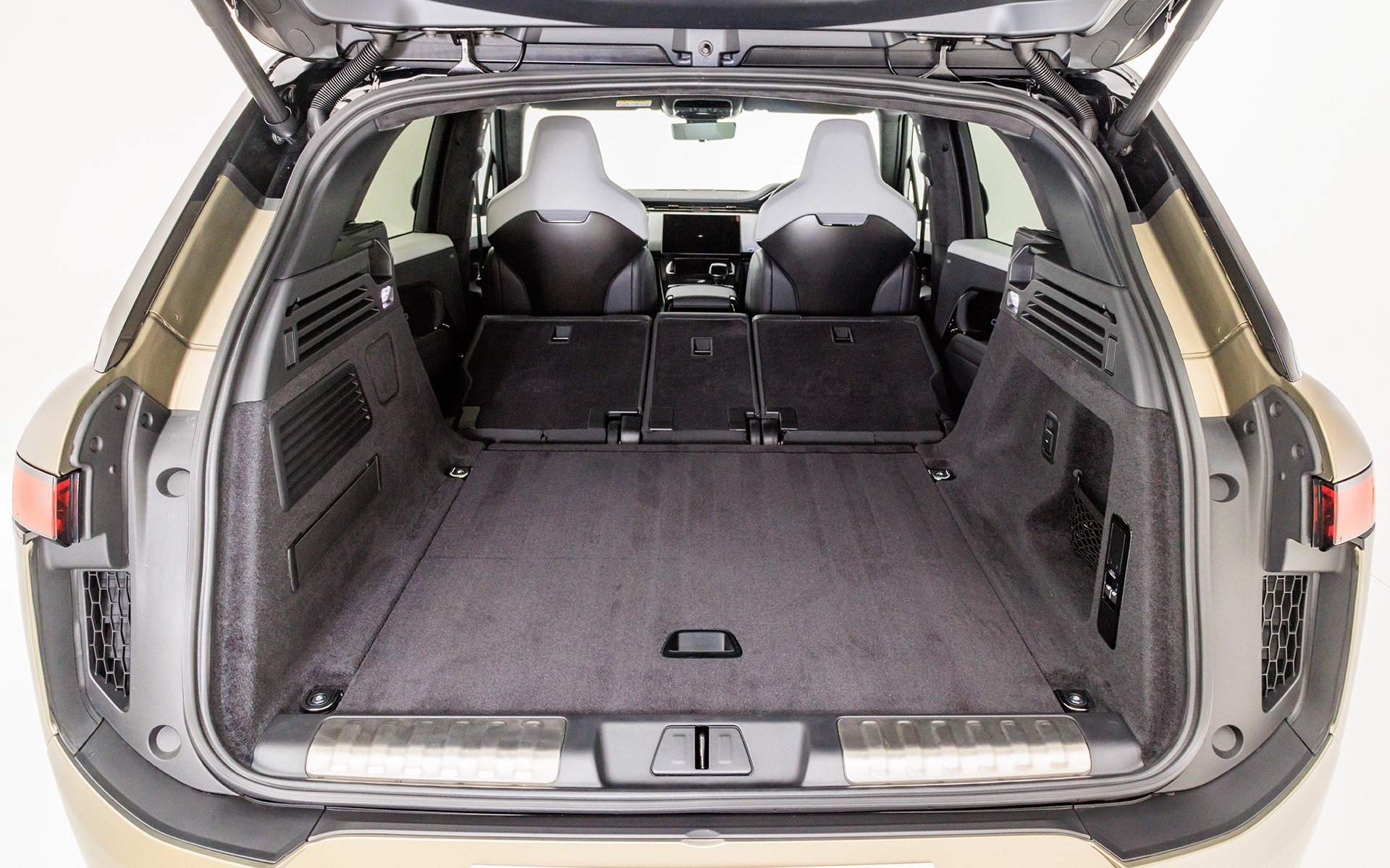 リアシートを倒せばさらに広いスペースが確保可能