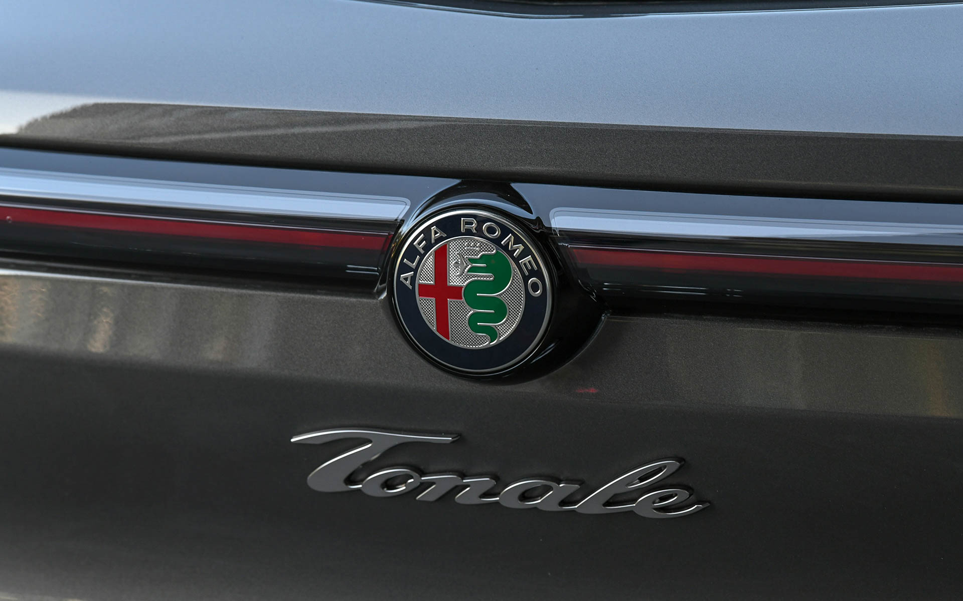 前後のエンブレムはこれまでと変わらないデザイン