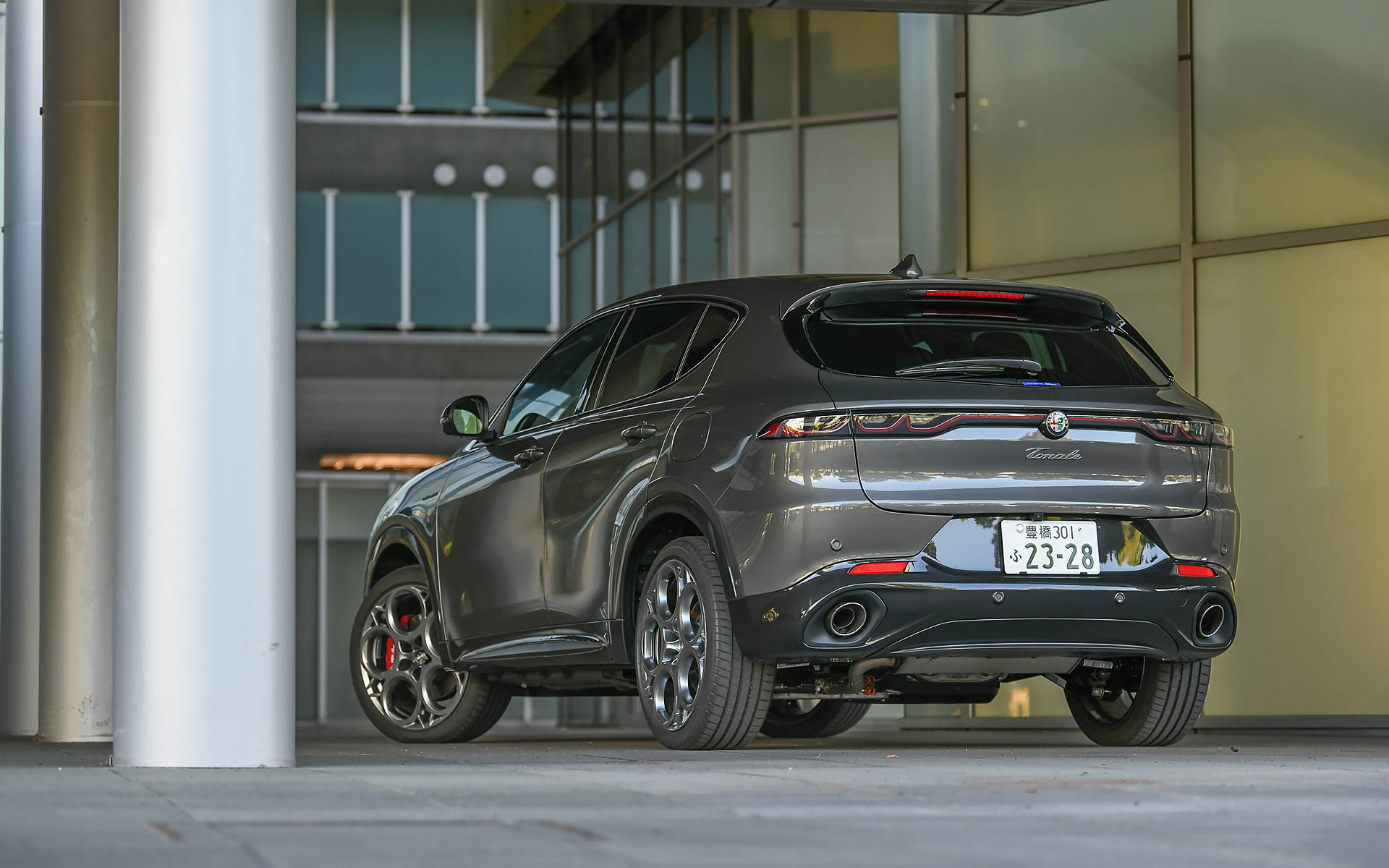 トナーレ Plug-in Hybrid Q4 Veloce。ボディカラーはヴェスヴィオ グレー