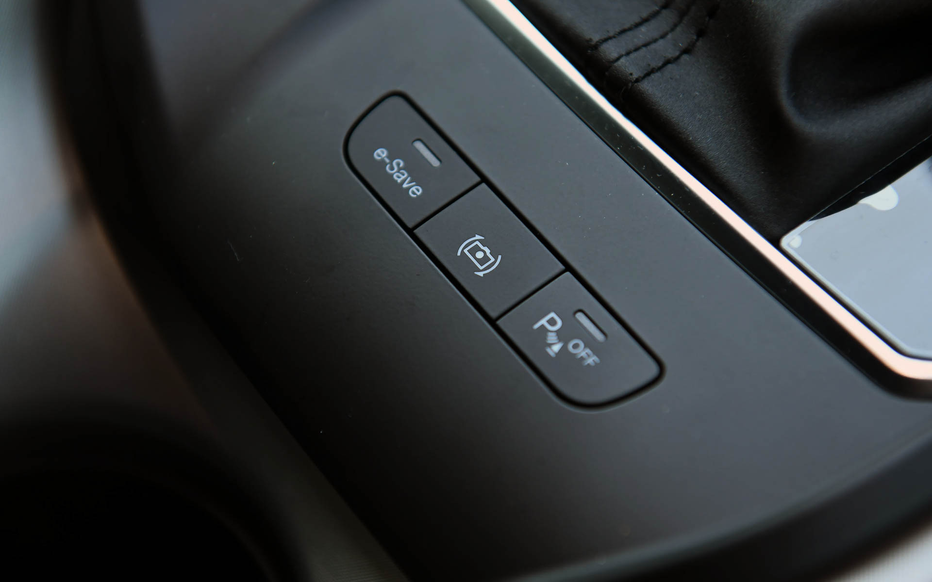 12.3インチのデジタルクラスターメーター内にハイブリッド情報を確認できる表示のほか、シフトレバーまわりに「e-Save」スイッチがある以外は、マイルドハイブリッドモデルとほぼ違いはない
