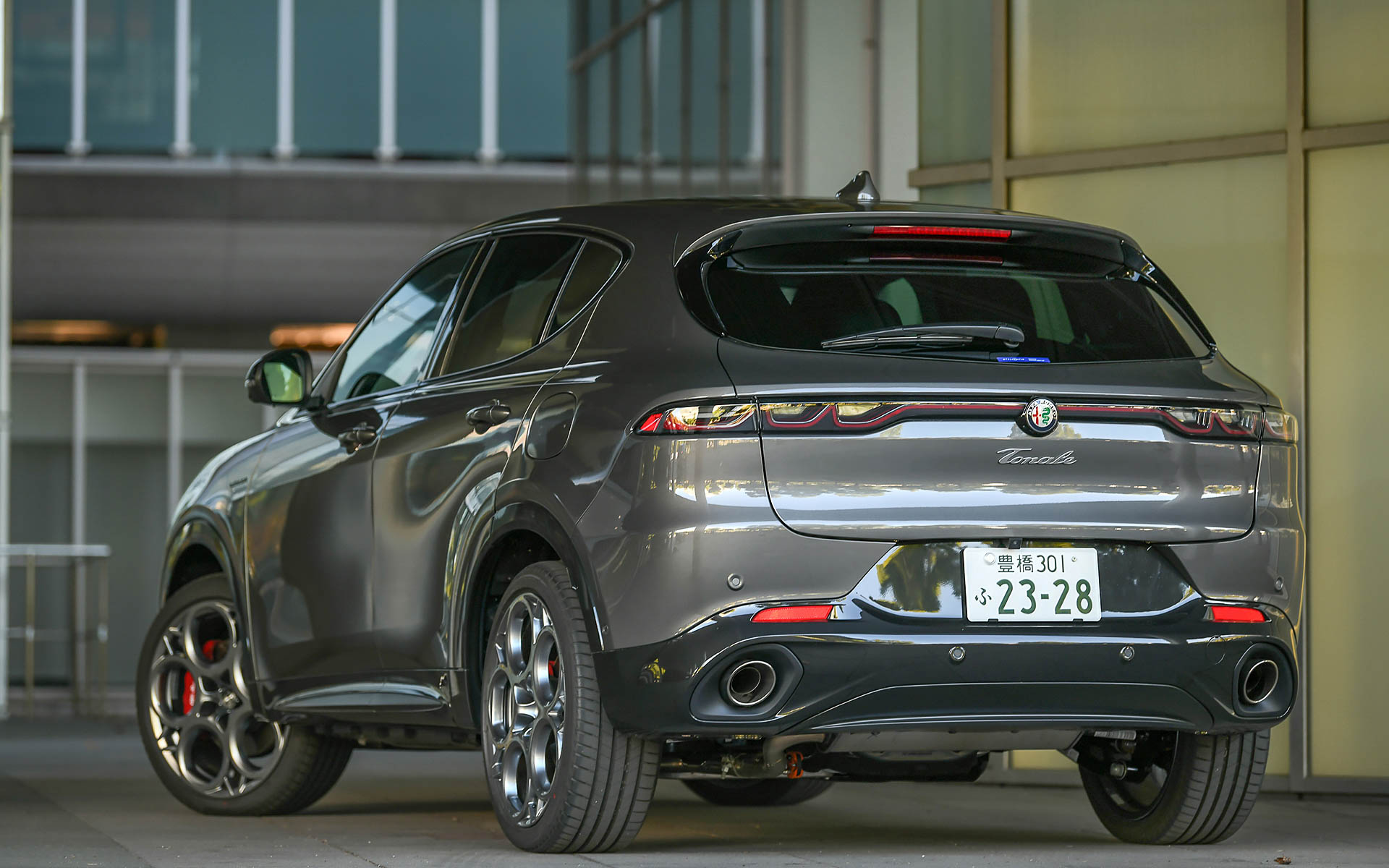 トナーレ Plug-in Hybrid Q4のボディサイズは4530×1835×1615mm（全長×全幅×全高）、ホイールベースは2635mm。車両重量は1880kg