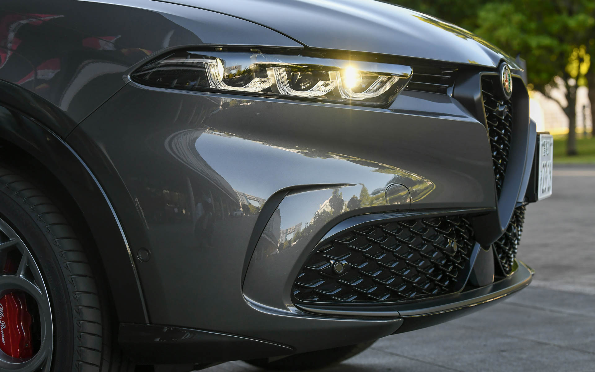 マイルドハイブリッドモデルとの違いは、専用のダーク加飾や、クローム加飾のエキゾーストパイプフィニッシャーなど。Veloce エンブレムや、サイドミラーのイタリア三色旗バッヂなどは共通装備となる