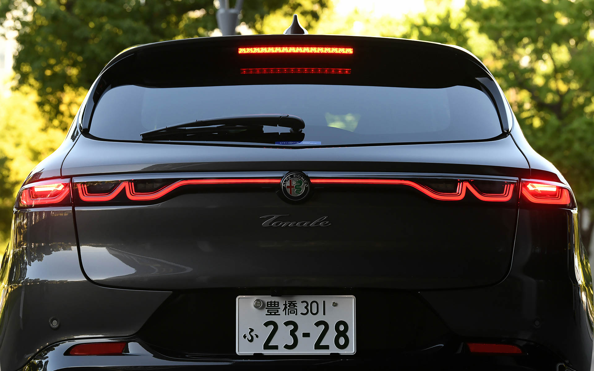 マイルドハイブリッドモデルとの違いは、専用のダーク加飾や、クローム加飾のエキゾーストパイプフィニッシャーなど。Veloce エンブレムや、サイドミラーのイタリア三色旗バッヂなどは共通装備となる