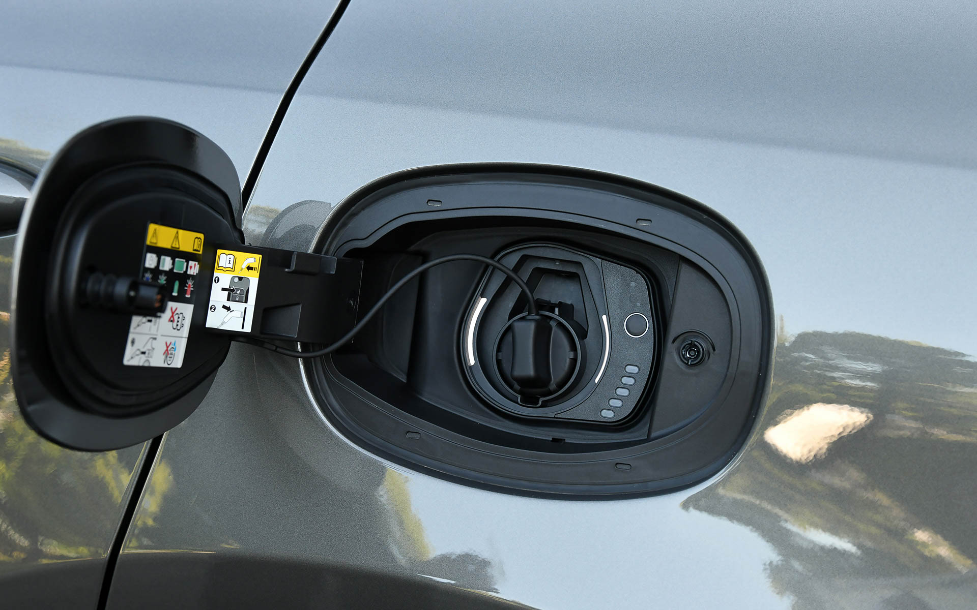 充電口。トナーレ Plug-in Hybrid Q4は15.5kWhのバッテリを搭載し、WLTCモードでのEV走行レンジは72km。ゼロの状態から満充電までかかる充電時間は、3kWの普通充電で5時間30分、6kWの高速充電で約3時間