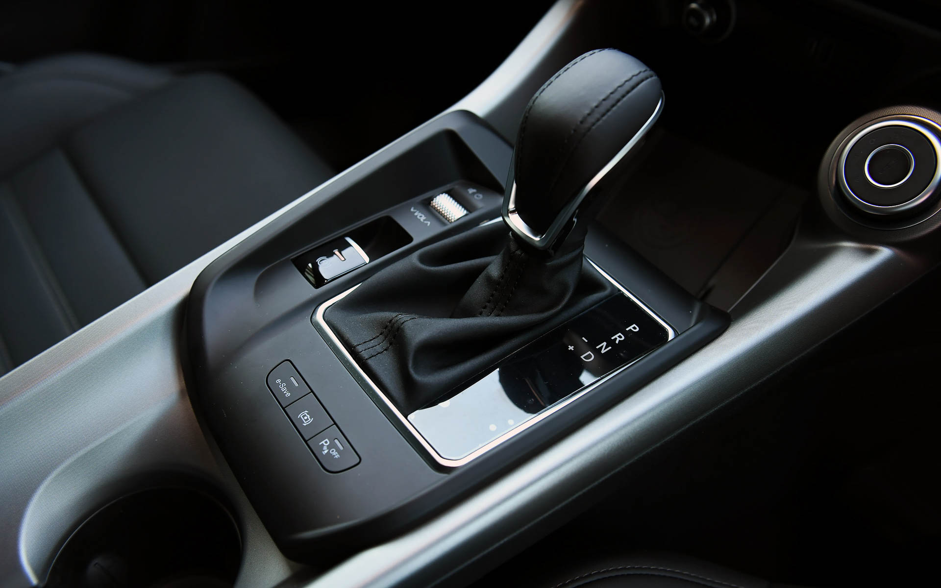 インテリア装備はマイルドハイブリッドモデルとほぼ違いはなく、ヴェローチェ専用装備のパドルシフト、harman/kardonプレミアムオーディオシステムなどを採用