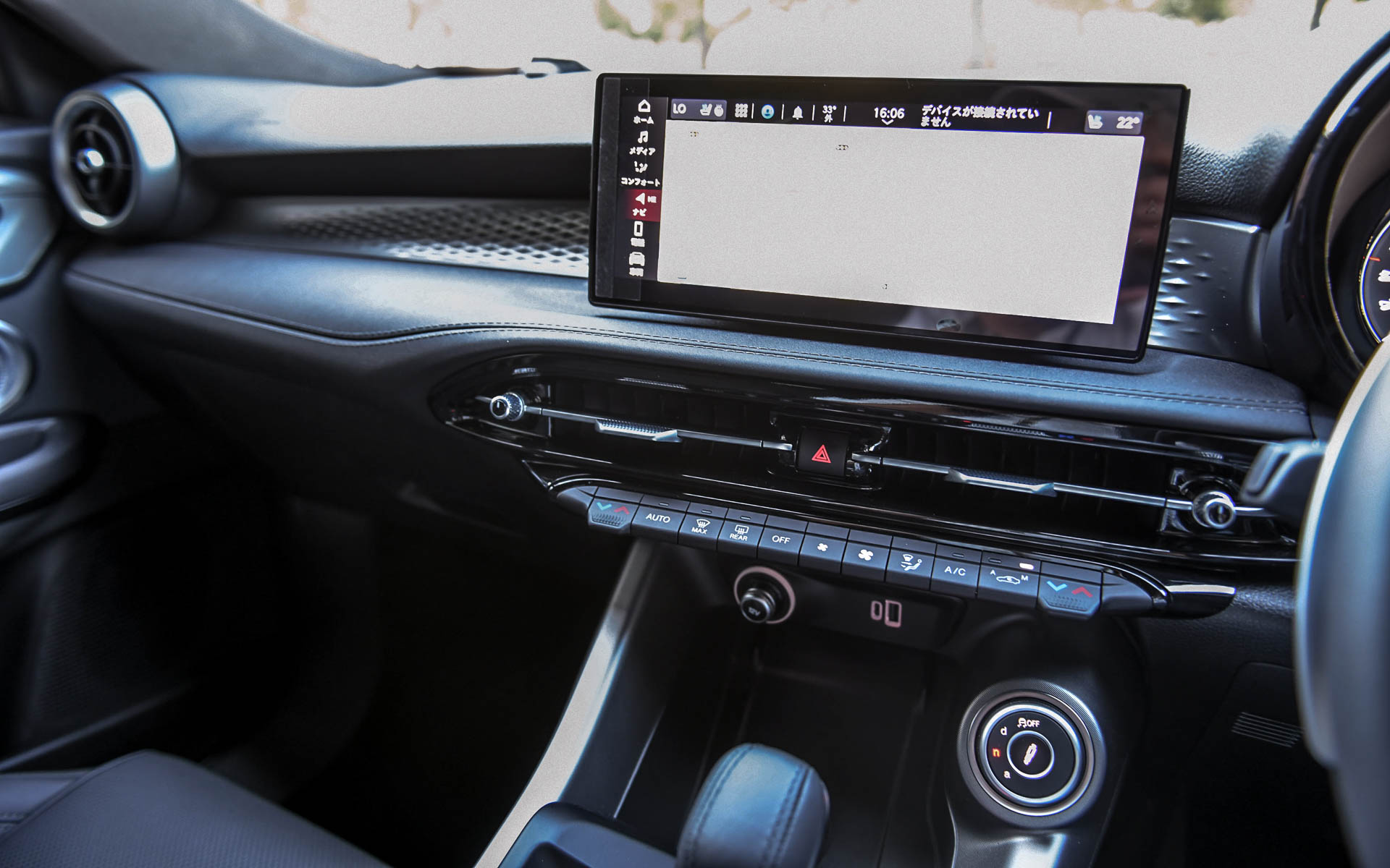 インテリア装備はマイルドハイブリッドモデルとほぼ違いはなく、ヴェローチェ専用装備のパドルシフト、harman/kardonプレミアムオーディオシステムなどを採用