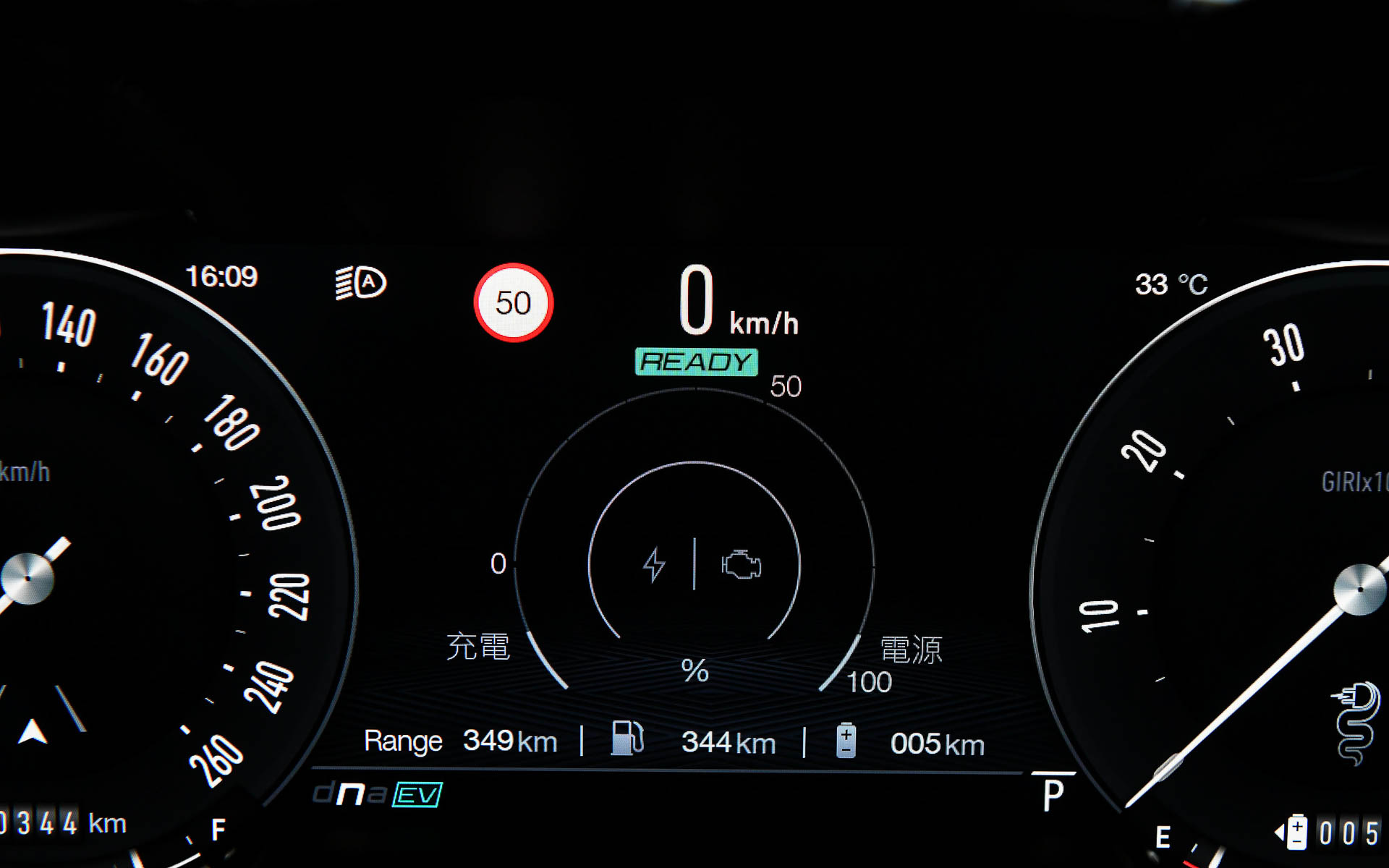 インテリア装備はマイルドハイブリッドモデルとほぼ違いはなく、ヴェローチェ専用装備のパドルシフト、harman/kardonプレミアムオーディオシステムなどを採用