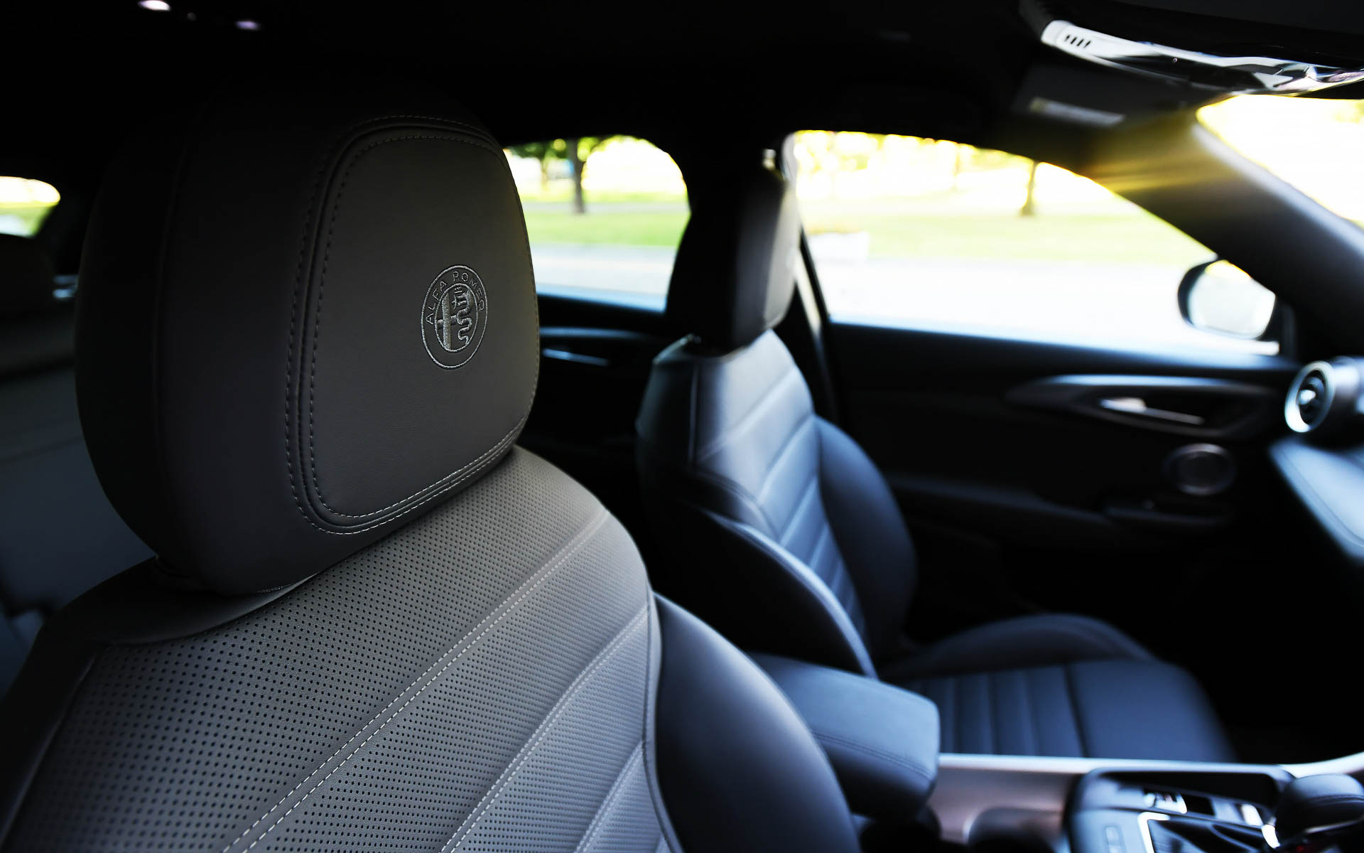 ブラックのナチュラルレザーシート、8ウェイパワーシート、前席シートヒーター、前席ベンチレーションなども、マイルドハイブリッドモデルのヴェローチェと共通