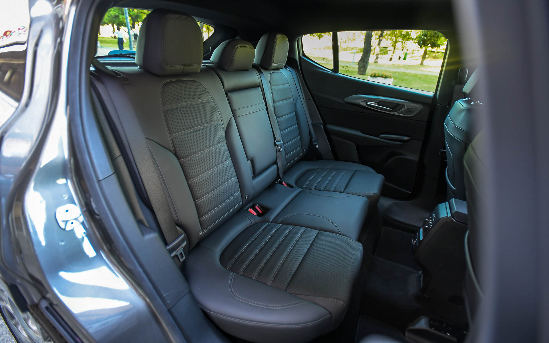 ブラックのナチュラルレザーシート、8ウェイパワーシート、前席シートヒーター、前席ベンチレーションなども、マイルドハイブリッドモデルのヴェローチェと共通