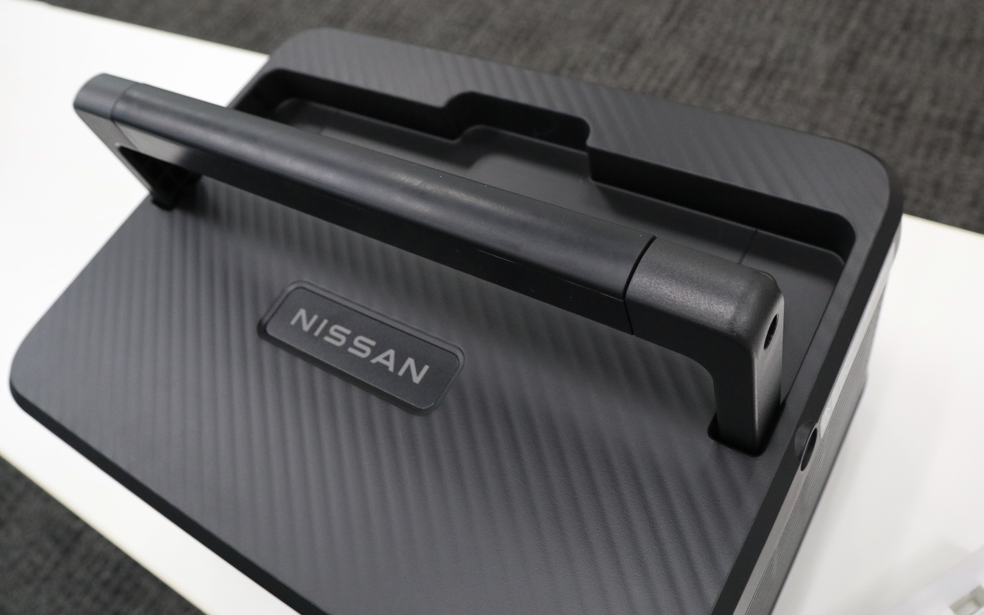 シートやラゲッジスペースに置いてもじゃまにならないよう、折りたたみ式のグリップハンドルを採用