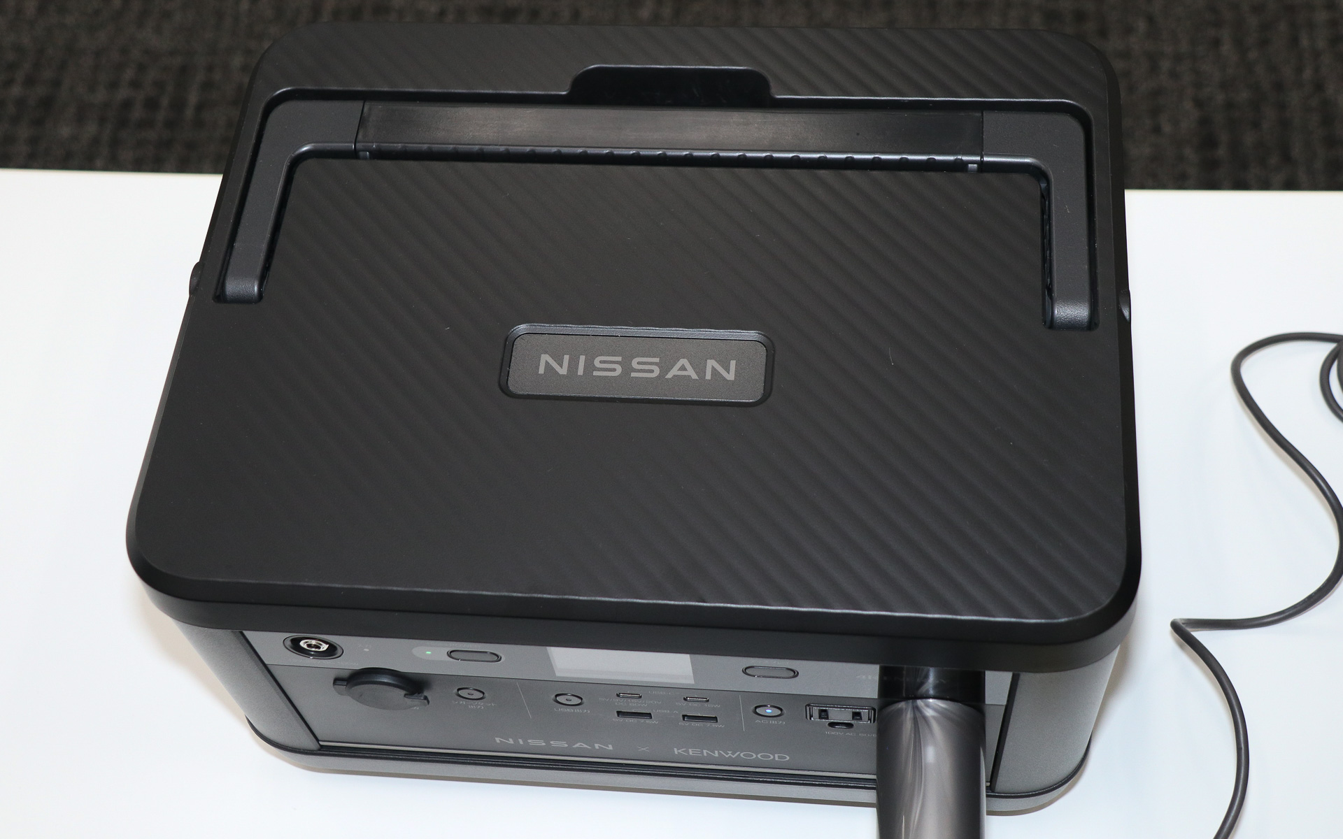 天板に「NISSAN」のロゴマークを設置。JVCケンウッド版では「KENWOOD」になる