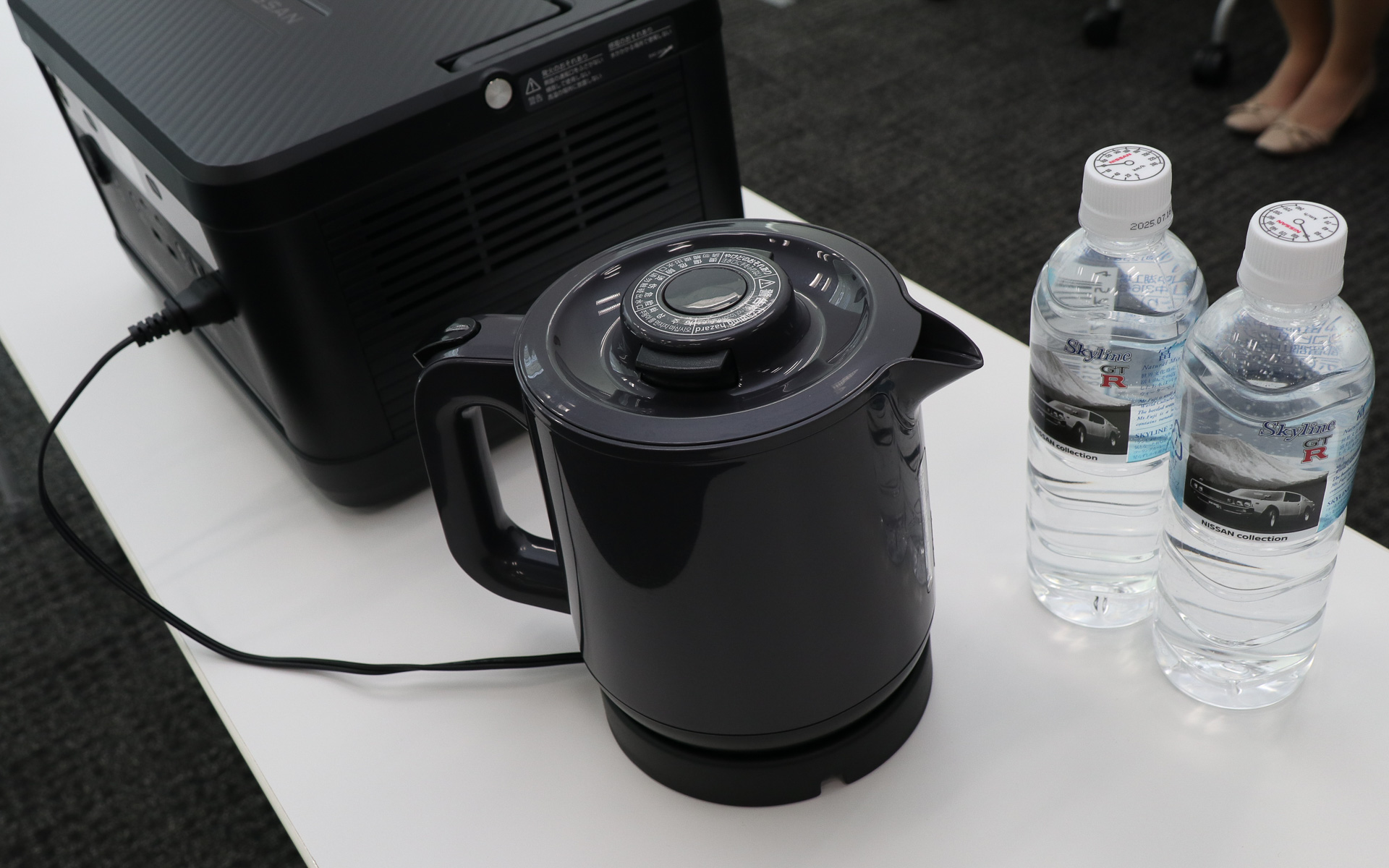 電気ケトルでお湯を沸かしたり、扇風機を動かすデモも行なわれた。AC出力はHIGH-POWER時で合計900Wまで対応し、電子レンジや炊飯器を使った調理なども可能とのこと