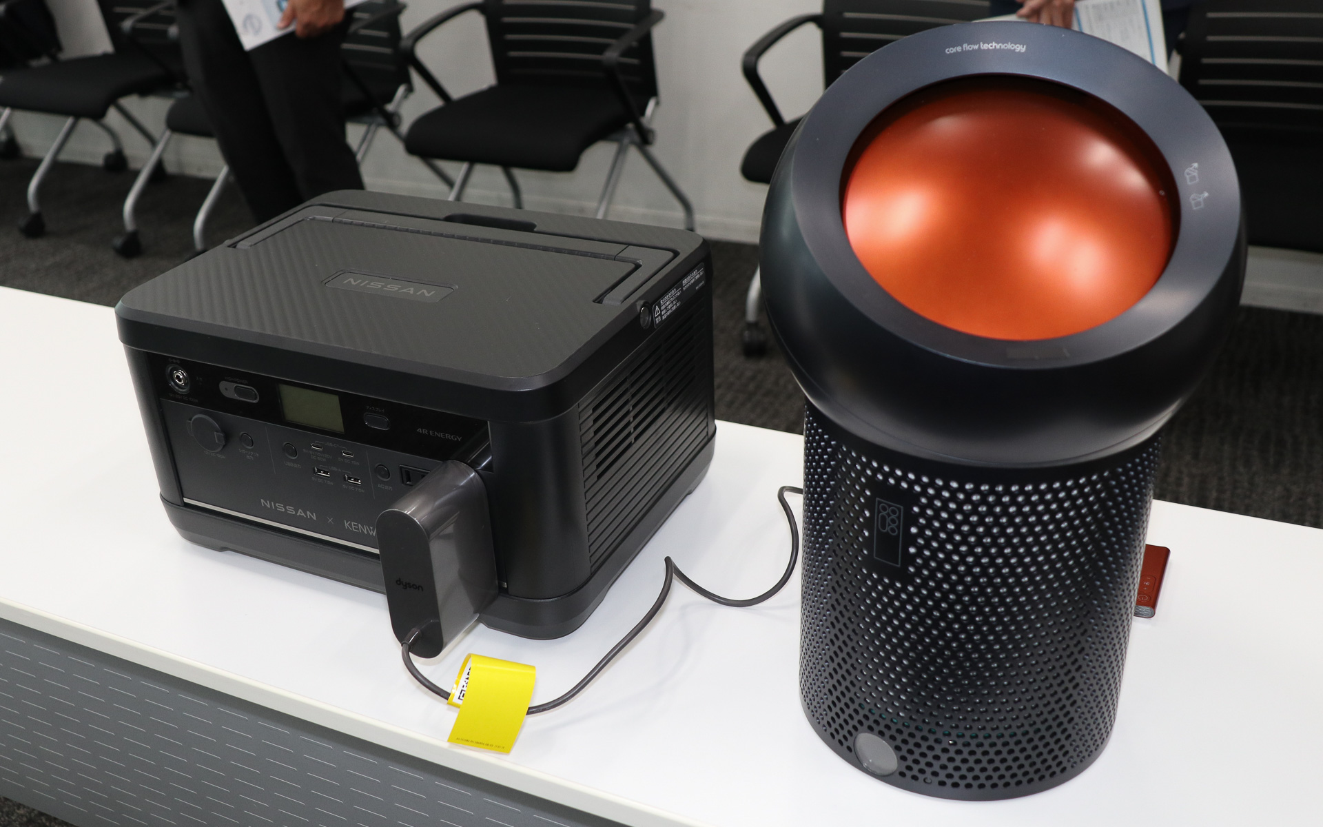 電気ケトルでお湯を沸かしたり、扇風機を動かすデモも行なわれた。AC出力はHIGH-POWER時で合計900Wまで対応し、電子レンジや炊飯器を使った調理なども可能とのこと