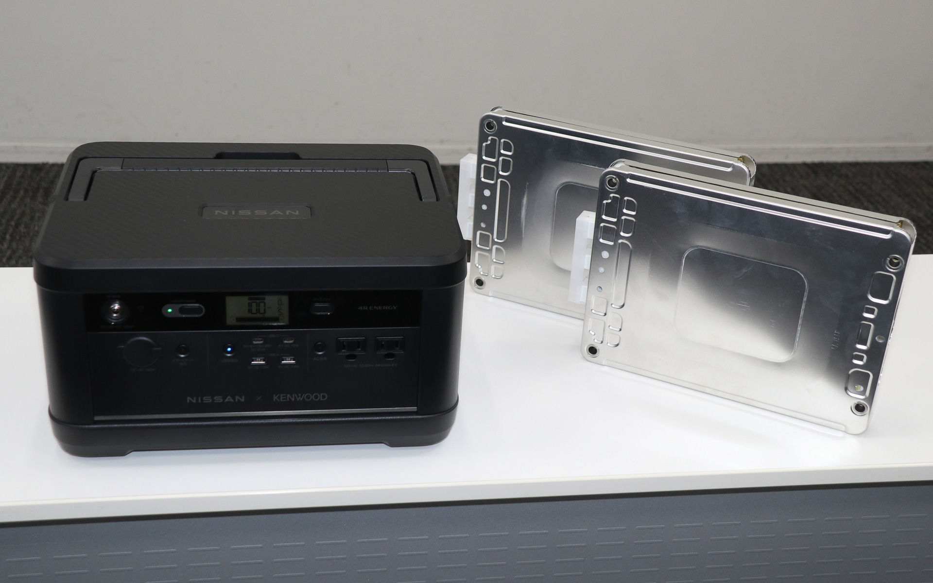 内部に「リーフ」のバッテリ・パックで使用されたリチウムイオン充電池のバッテリ・モジュール2個が入っている