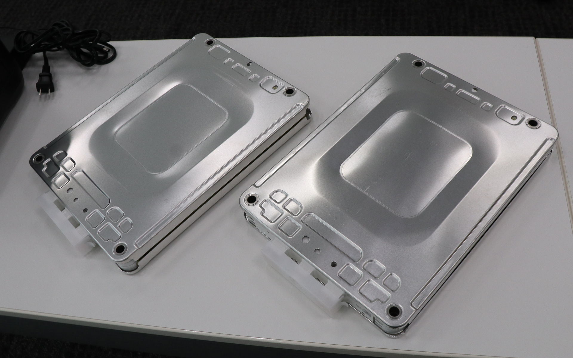 内部に「リーフ」のバッテリ・パックで使用されたリチウムイオン充電池のバッテリ・モジュール2個が入っている