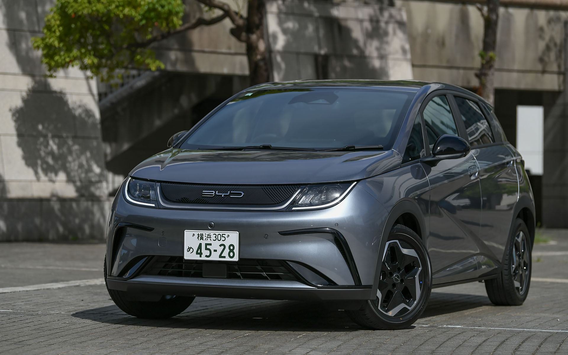 試乗車はバッテリ容量44.9kWhで航続距離が400kmのスタンダードグレード。ボディサイズはロングレンジと共通で4290×1770×1550mm（全長×全幅×全高）、ホイールベースは2700mm。車両重量はスタンダードが1520kg、ロングレンジが1680kg