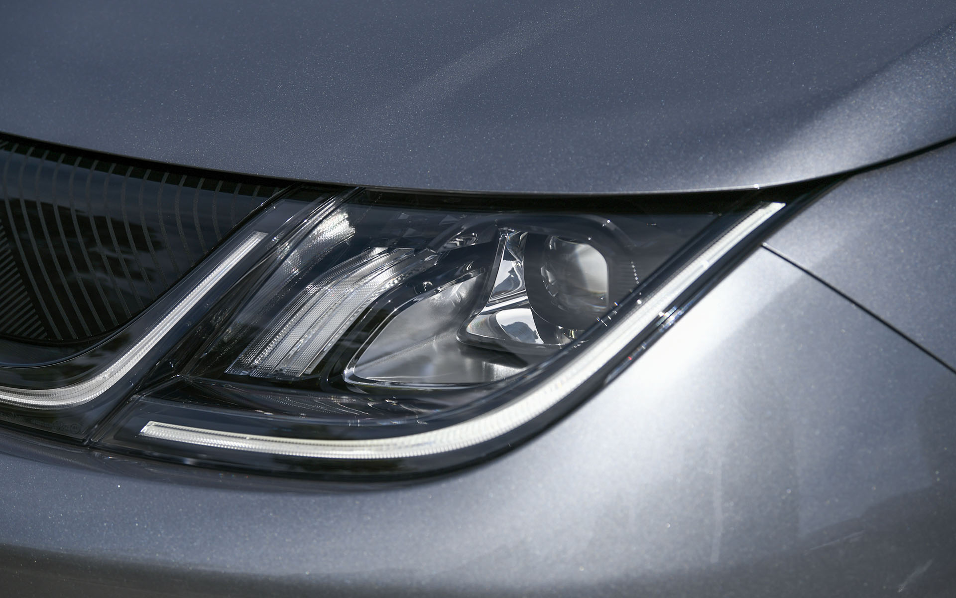 LEDヘッドライトを標準装備