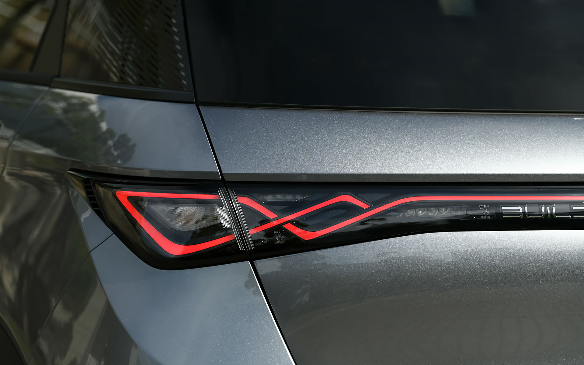 リアは貫通式のLEDコンビネーションランプが採用される