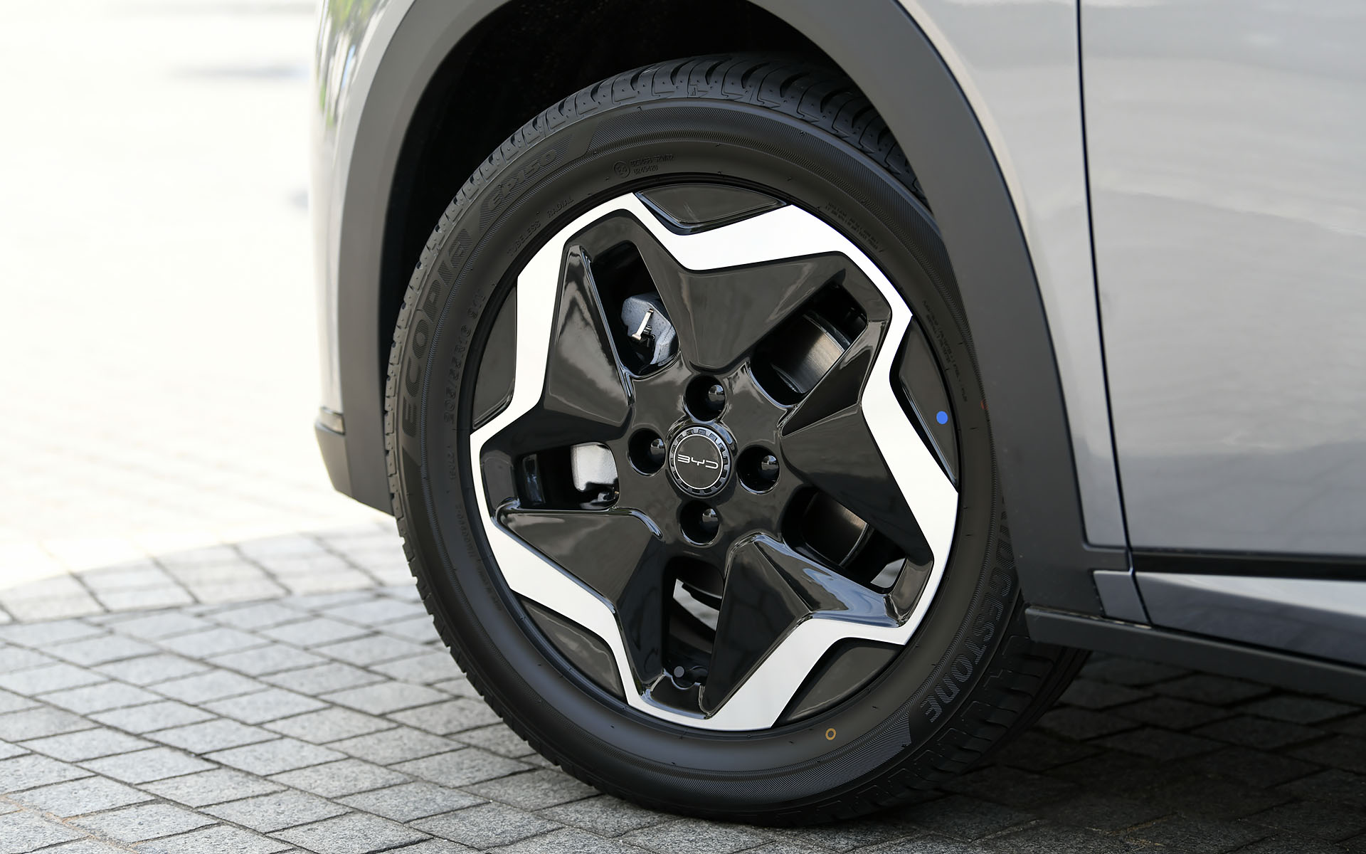 スタンダードの足下は16インチホイールにブリヂストン「エコピア EP150」（205/55R16）の組み合わせ。ロングレンジはデザイン違いの16インチホイールとなりタイヤ銘柄は共通。なおスタンダードは4穴仕様、ロングレンジは5穴仕様という違いがある