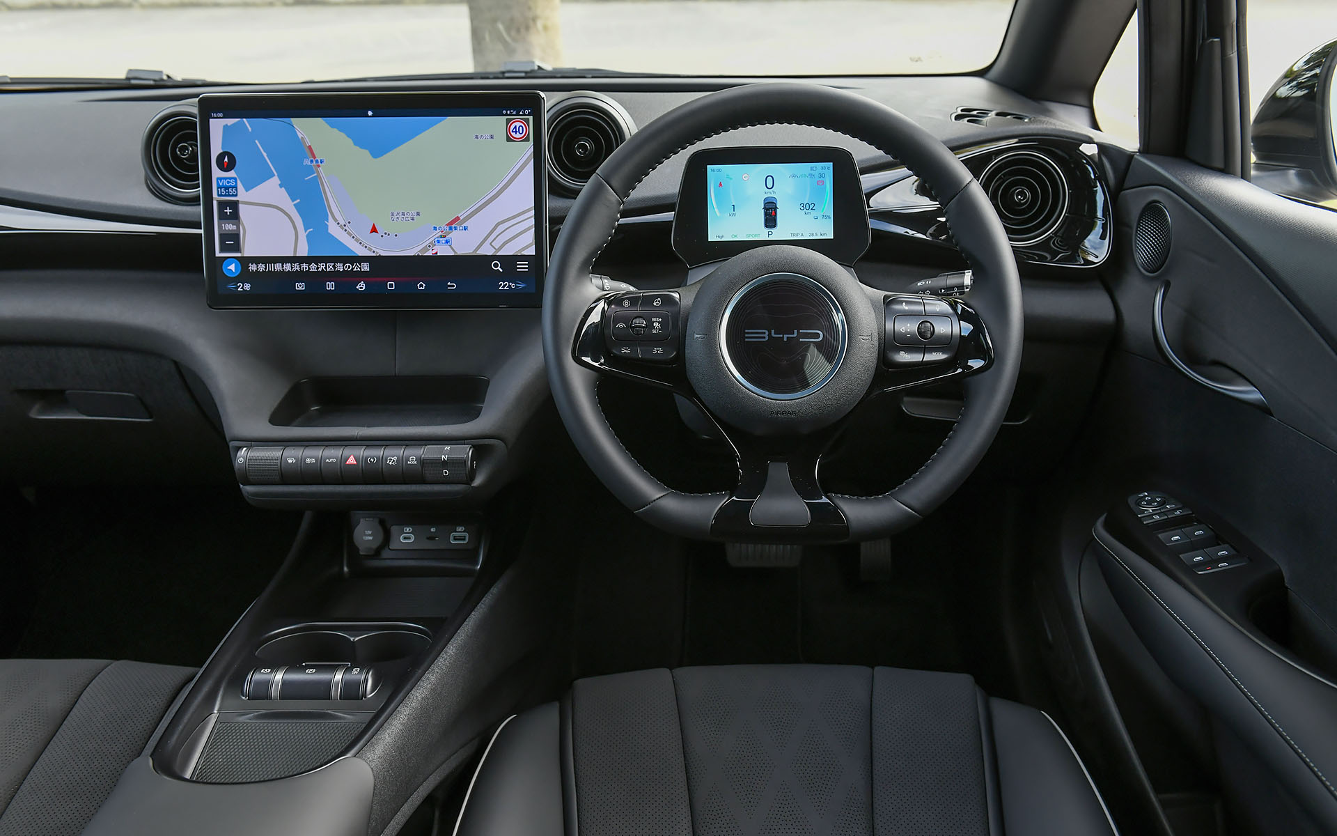 インテリアでは海やイルカを想起させるモチーフを随所に採用。シートやステアリングにはビーガンレザーを用い、PM2.5高性能フィルターを用いるオートエアコン、シートヒーター（運転席/助手席）などは標準装備となる。ラゲッジ容量は345Lで6：4分割可倒式の後席を倒すと1310Lまで拡大可能