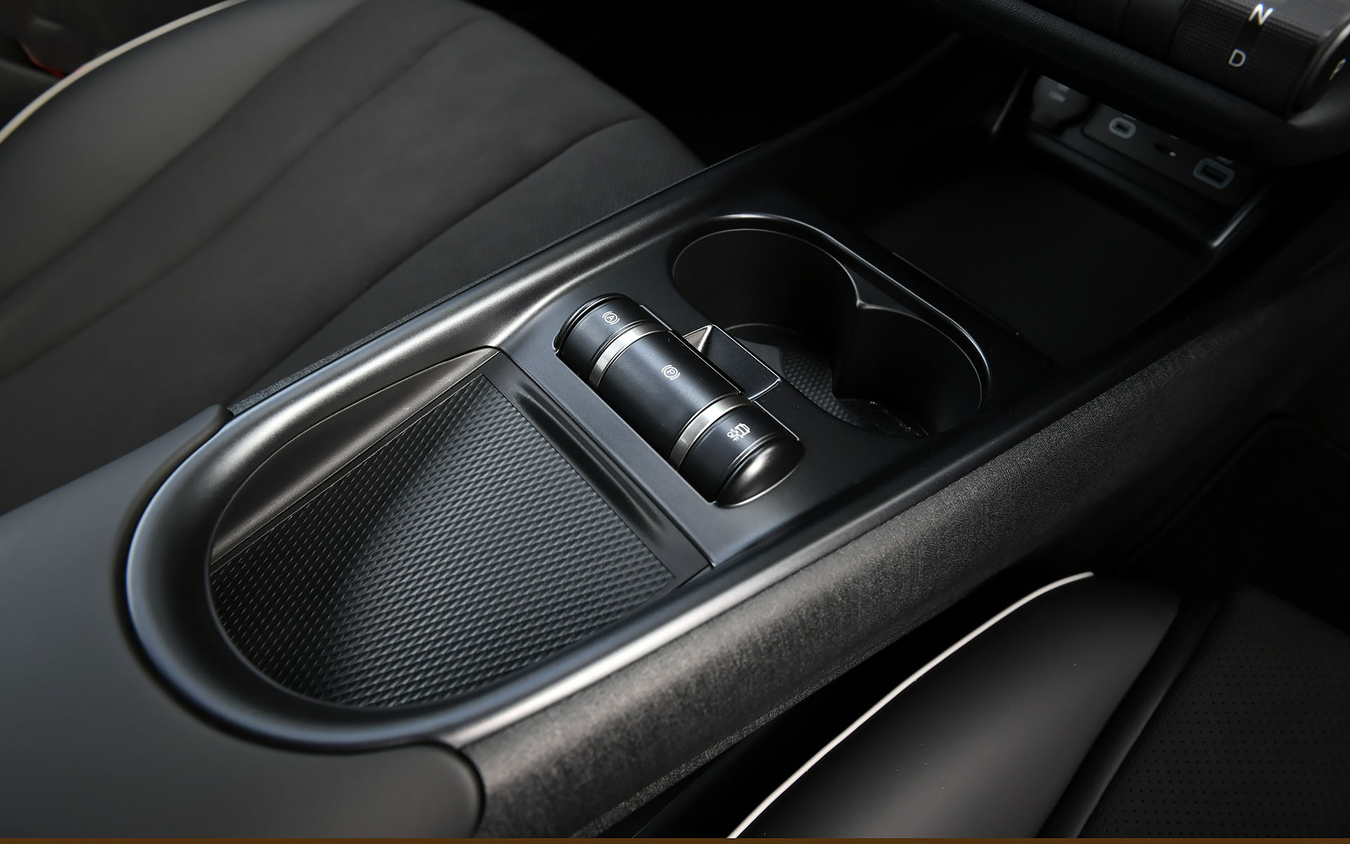 インテリアでは海やイルカを想起させるモチーフを随所に採用。シートやステアリングにはビーガンレザーを用い、PM2.5高性能フィルターを用いるオートエアコン、シートヒーター（運転席/助手席）などは標準装備となる。ラゲッジ容量は345Lで6：4分割可倒式の後席を倒すと1310Lまで拡大可能