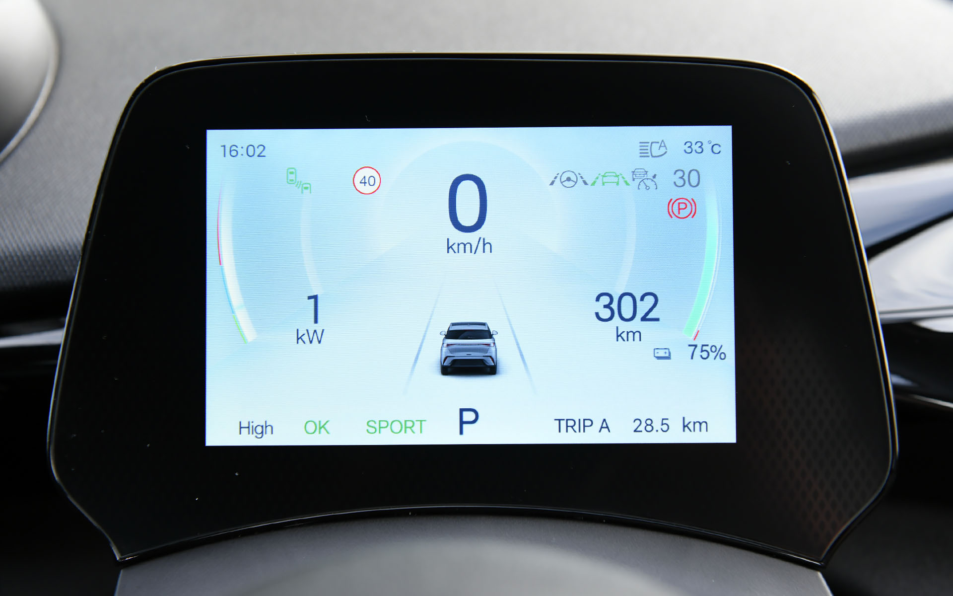 インテリアでは海やイルカを想起させるモチーフを随所に採用。シートやステアリングにはビーガンレザーを用い、PM2.5高性能フィルターを用いるオートエアコン、シートヒーター（運転席/助手席）などは標準装備となる。ラゲッジ容量は345Lで6：4分割可倒式の後席を倒すと1310Lまで拡大可能