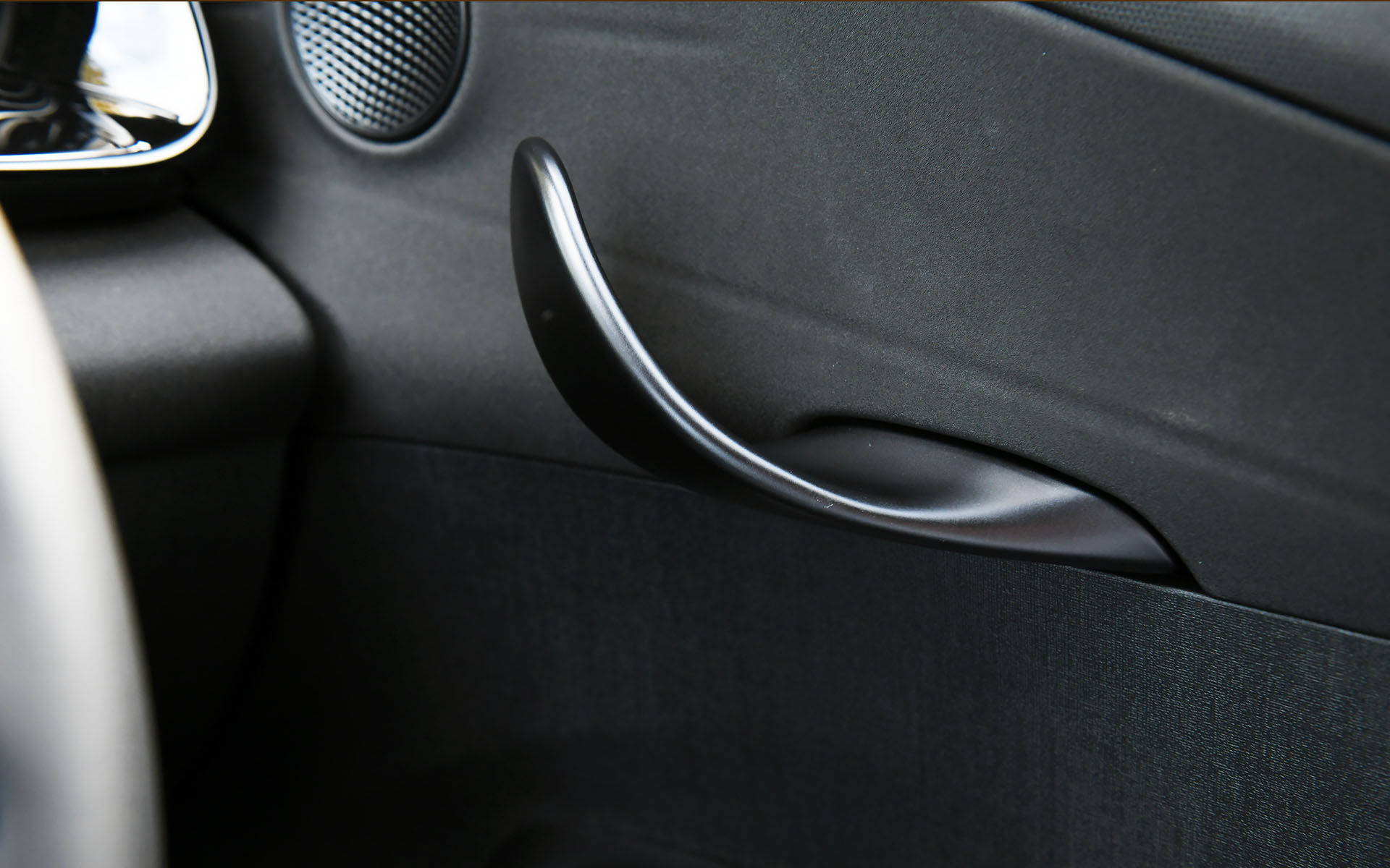 インテリアでは海やイルカを想起させるモチーフを随所に採用。シートやステアリングにはビーガンレザーを用い、PM2.5高性能フィルターを用いるオートエアコン、シートヒーター（運転席/助手席）などは標準装備となる。ラゲッジ容量は345Lで6：4分割可倒式の後席を倒すと1310Lまで拡大可能