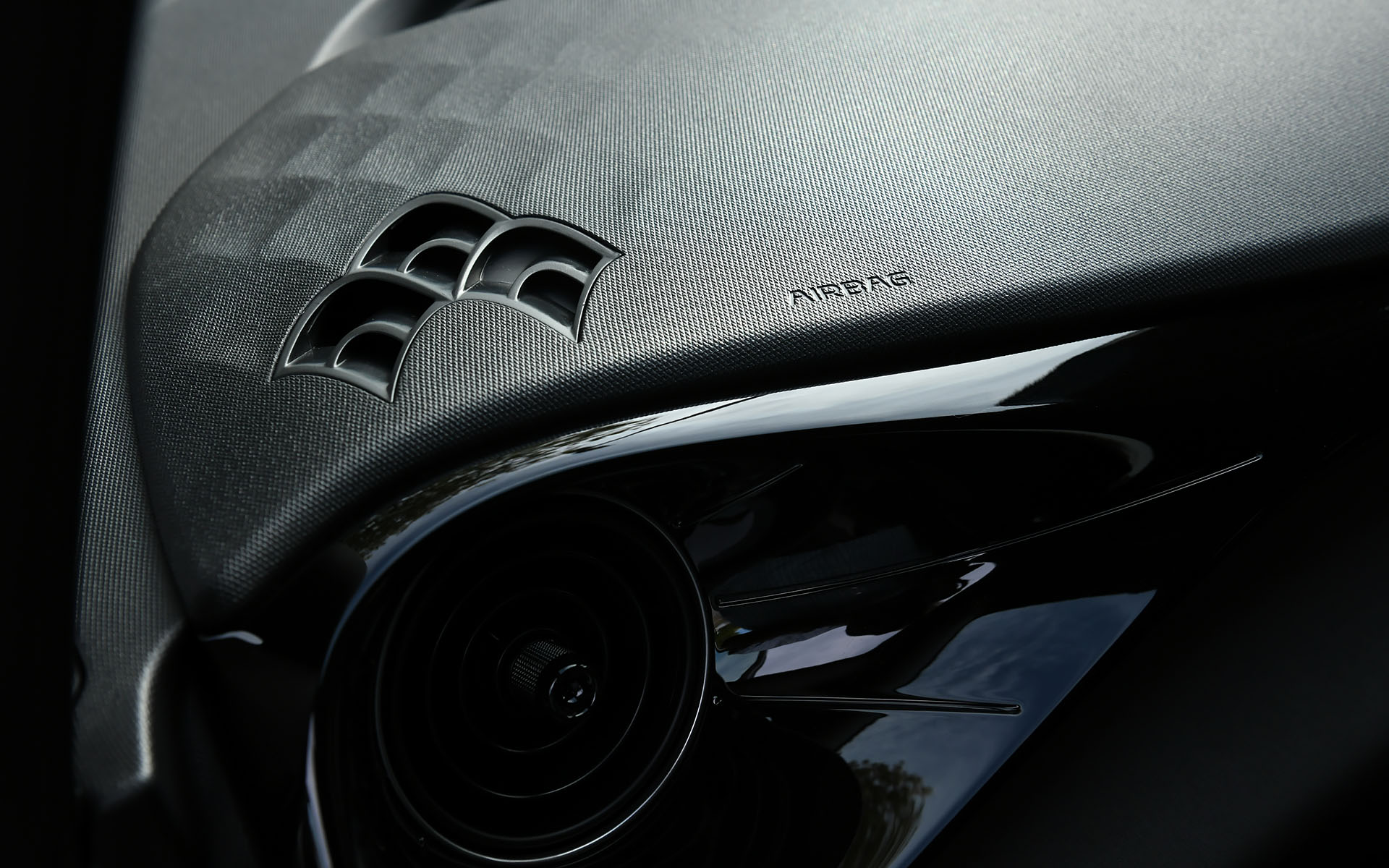 インテリアでは海やイルカを想起させるモチーフを随所に採用。シートやステアリングにはビーガンレザーを用い、PM2.5高性能フィルターを用いるオートエアコン、シートヒーター（運転席/助手席）などは標準装備となる。ラゲッジ容量は345Lで6：4分割可倒式の後席を倒すと1310Lまで拡大可能