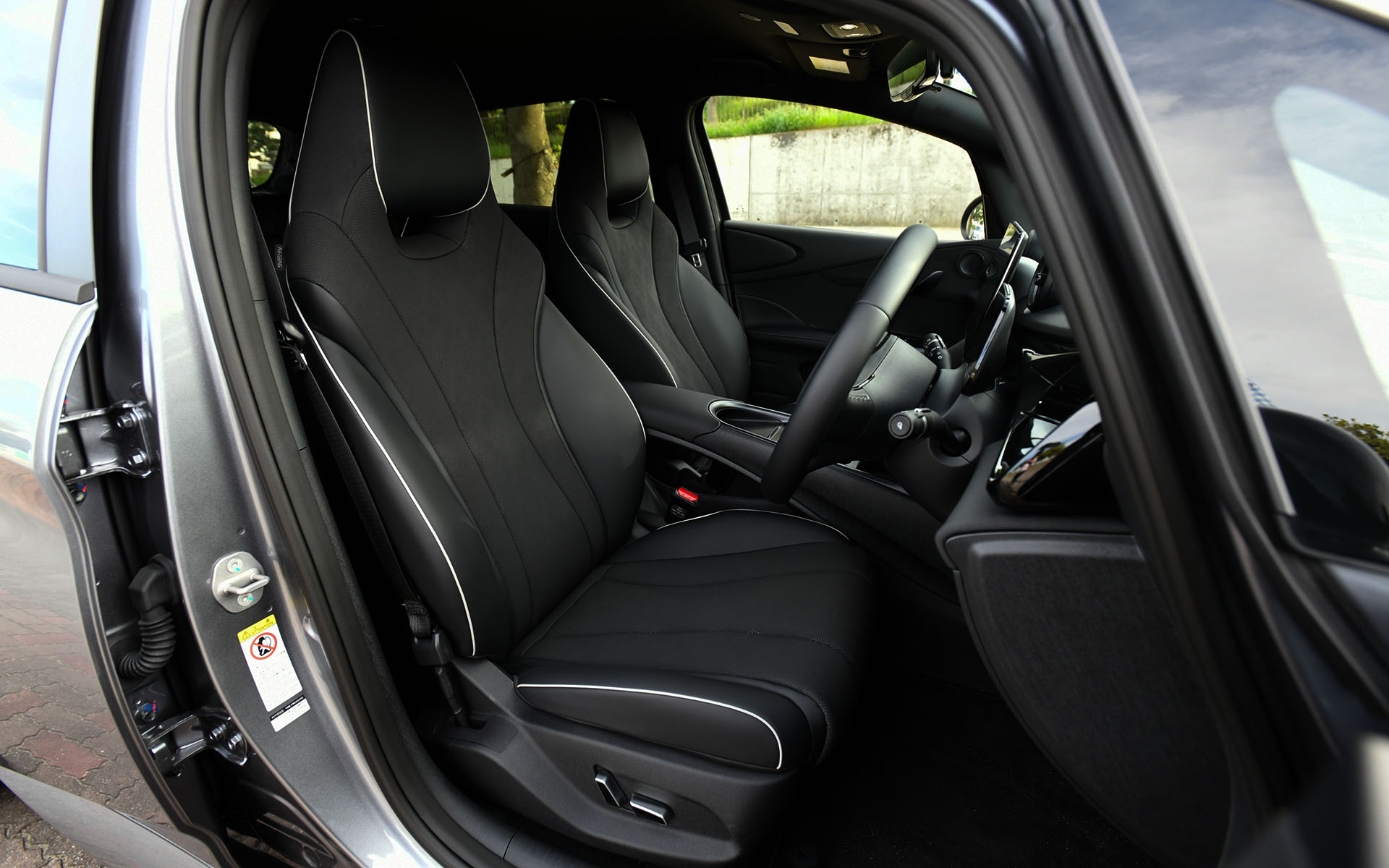 インテリアでは海やイルカを想起させるモチーフを随所に採用。シートやステアリングにはビーガンレザーを用い、PM2.5高性能フィルターを用いるオートエアコン、シートヒーター（運転席/助手席）などは標準装備となる。ラゲッジ容量は345Lで6：4分割可倒式の後席を倒すと1310Lまで拡大可能