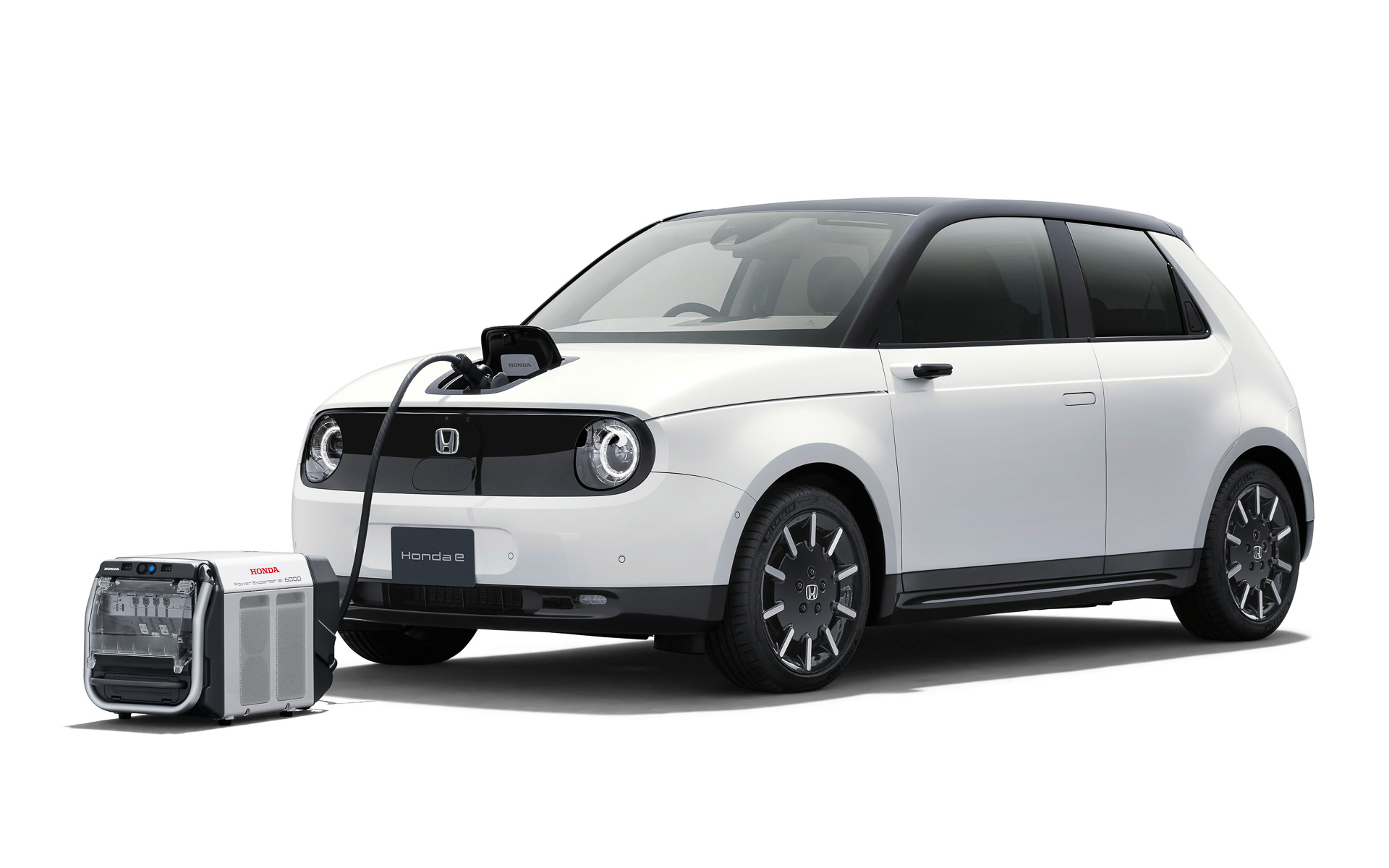 外部給電機能を備えるクルマであれば、メーカーや車種にかかわらず電気を取り出すことが可能