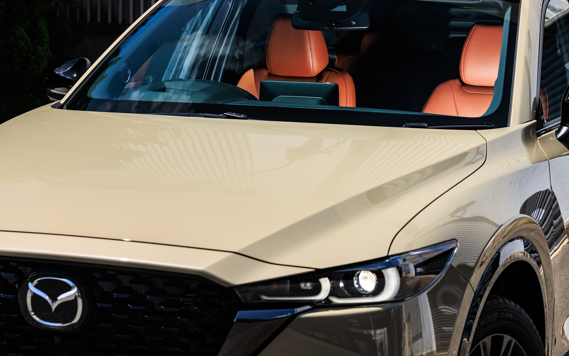 マツダの新たな特別仕様車「レトロスポーツエディション」は、ボディのテーマカラーに「ジルコンサンドメタリック」を添え、「テラコッタ」の内装が特徴