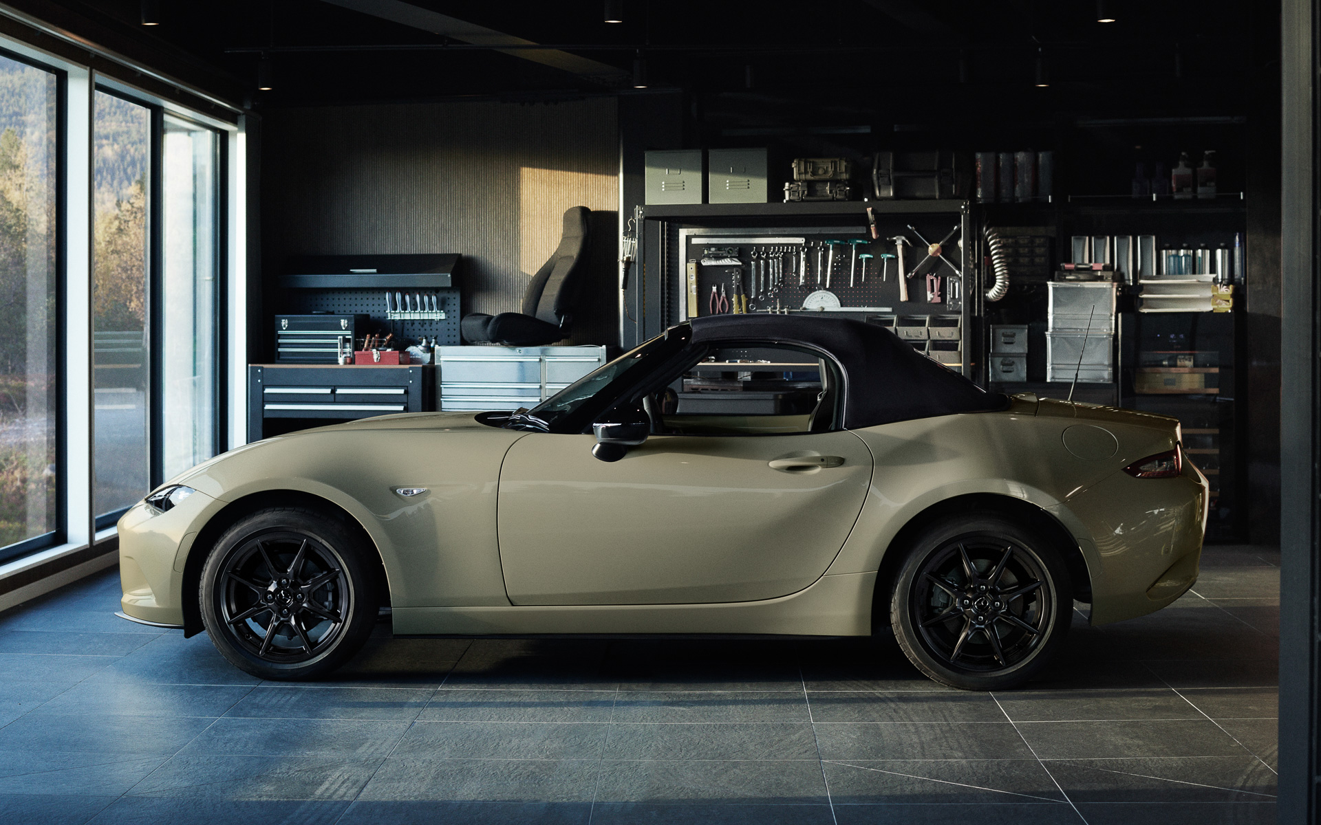 カフェレーサーな雰囲気をかもし出すロードスター