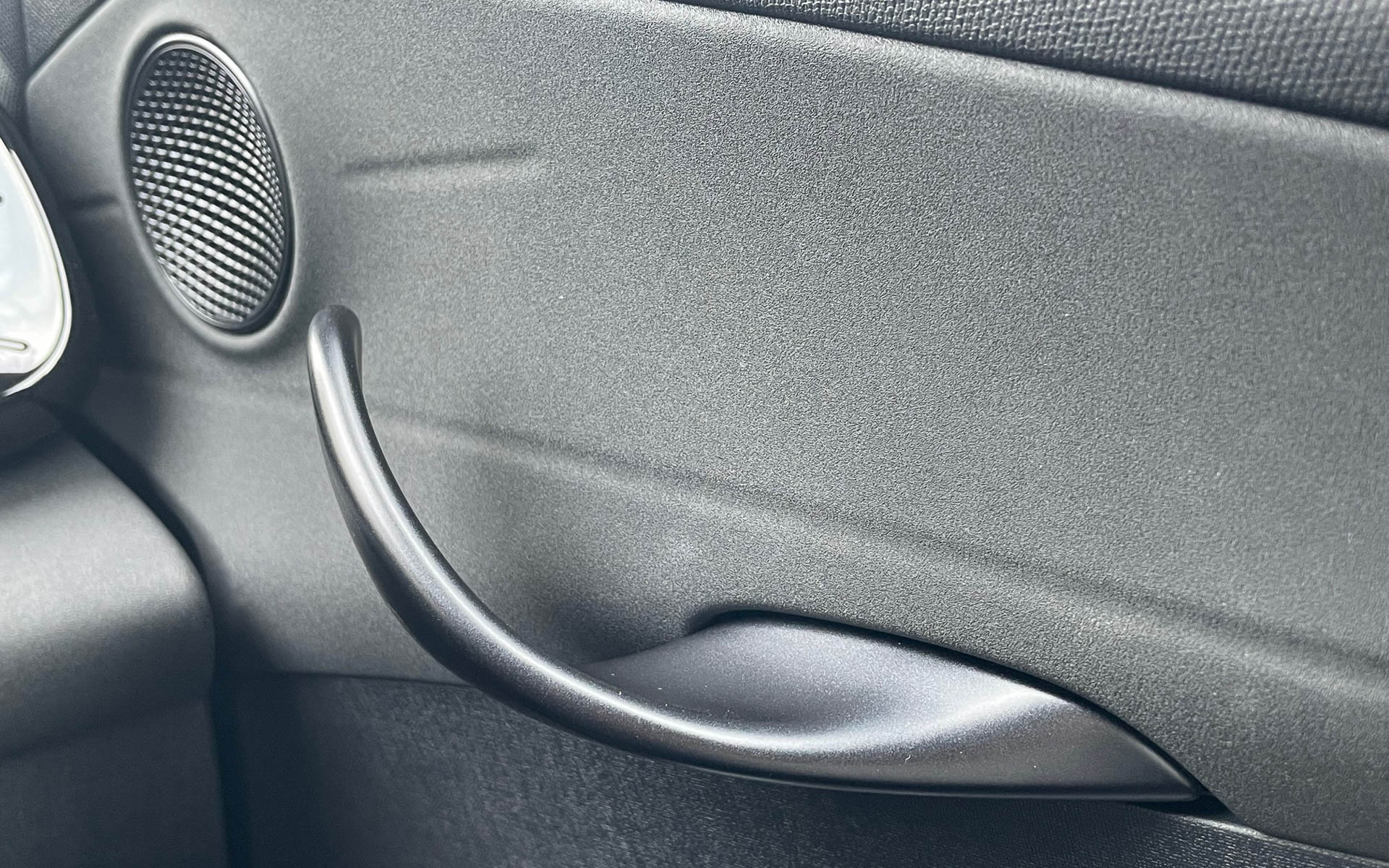 インナードアハンドルはイルカのヒレを思わせるデザインで大きくて握りやすかった