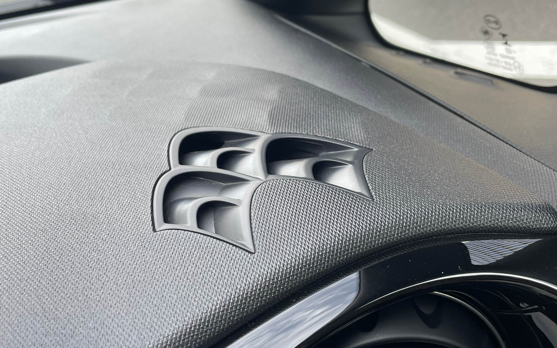 サイドウィンドウに風を当てるデフロスターのアウトレット。波みたい