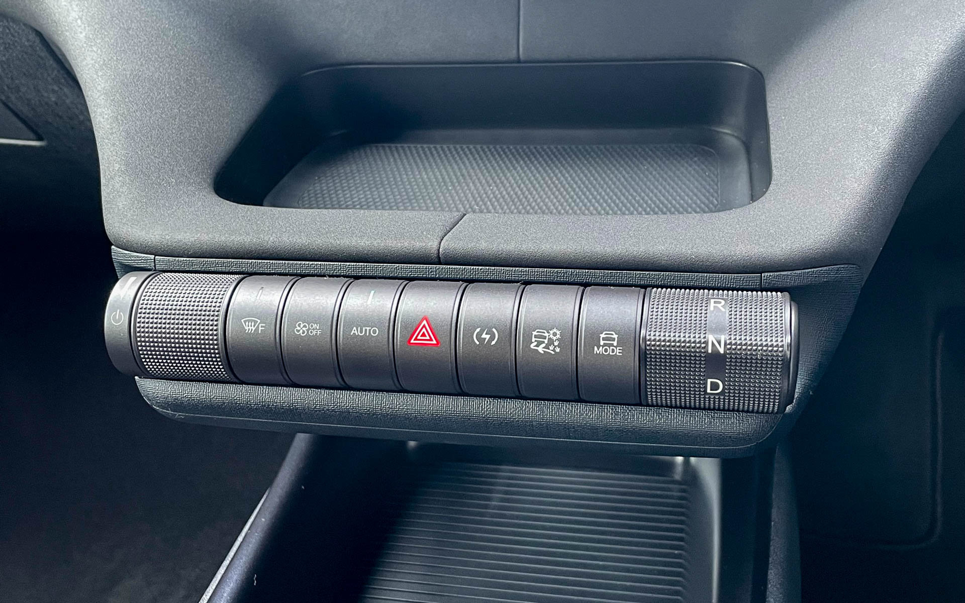 ダッシュセンターにはダイヤルスイッチがそろっている。右端はシフトスイッチ。表面は指が引っ掛かるようなっていた方が使いやすい