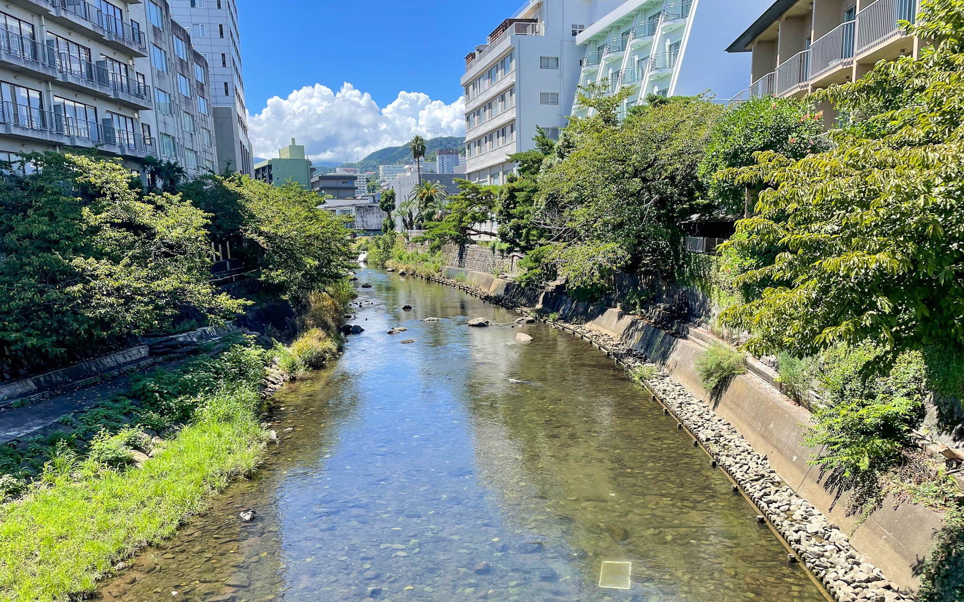 伊東の松川。夏の日差しに清流が光ってました。伊東の街もシャッターを閉めているところが多くなった