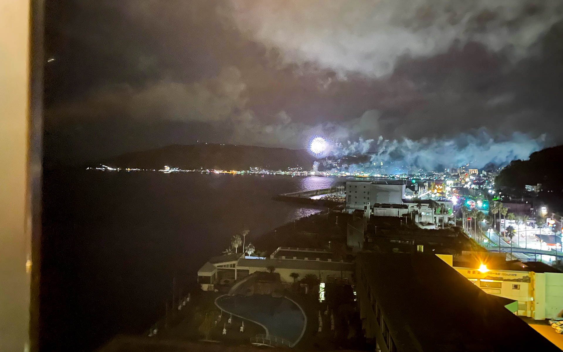 伊東の花火。按針祭ほど華やかじゃないけど、20分の花火、家族みんなで楽しみました。無精してホテルの部屋からの見物